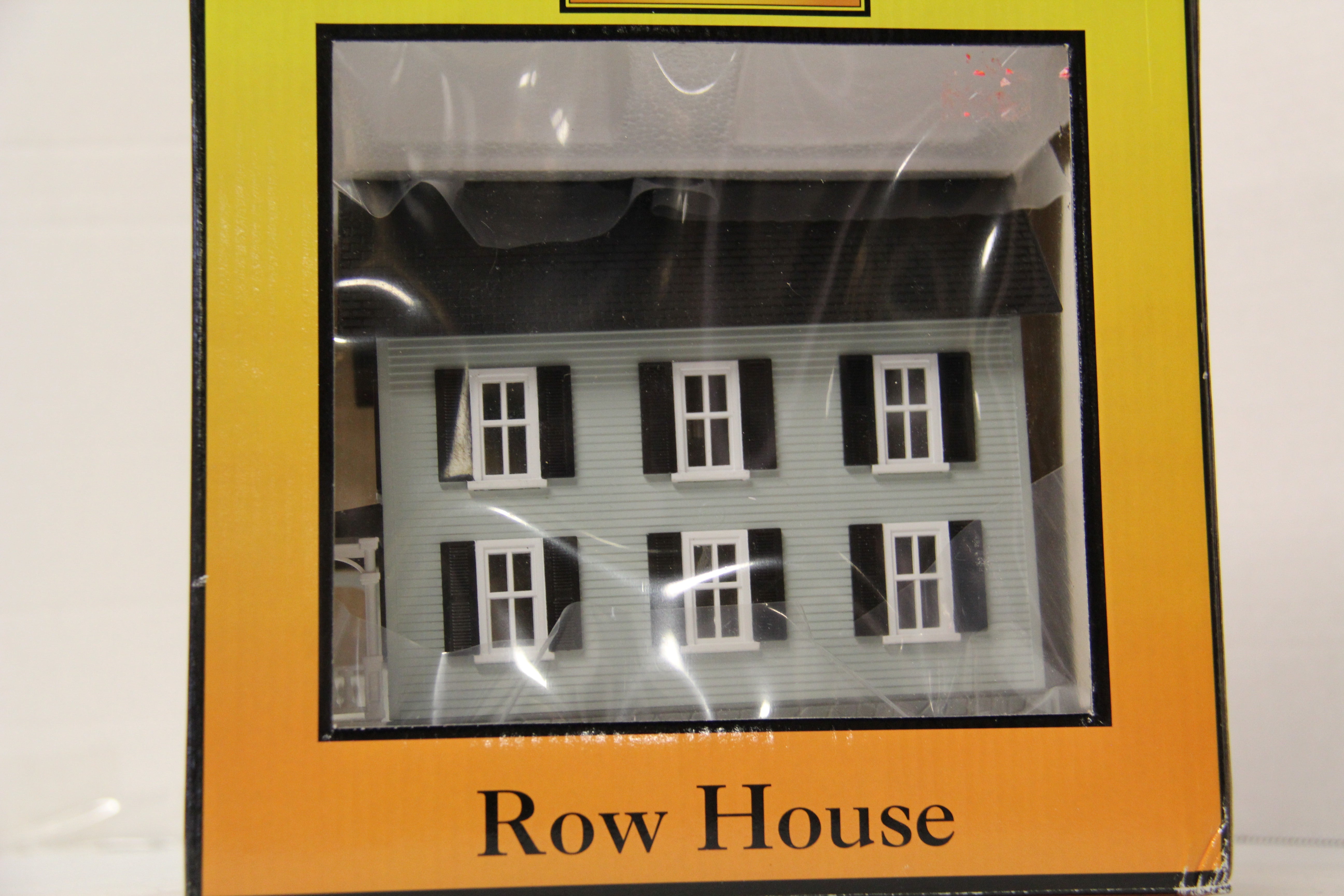 Rail King 30-9089 Row house w/ Porch Light Green w/ Black Shutters-Second hand-M6589