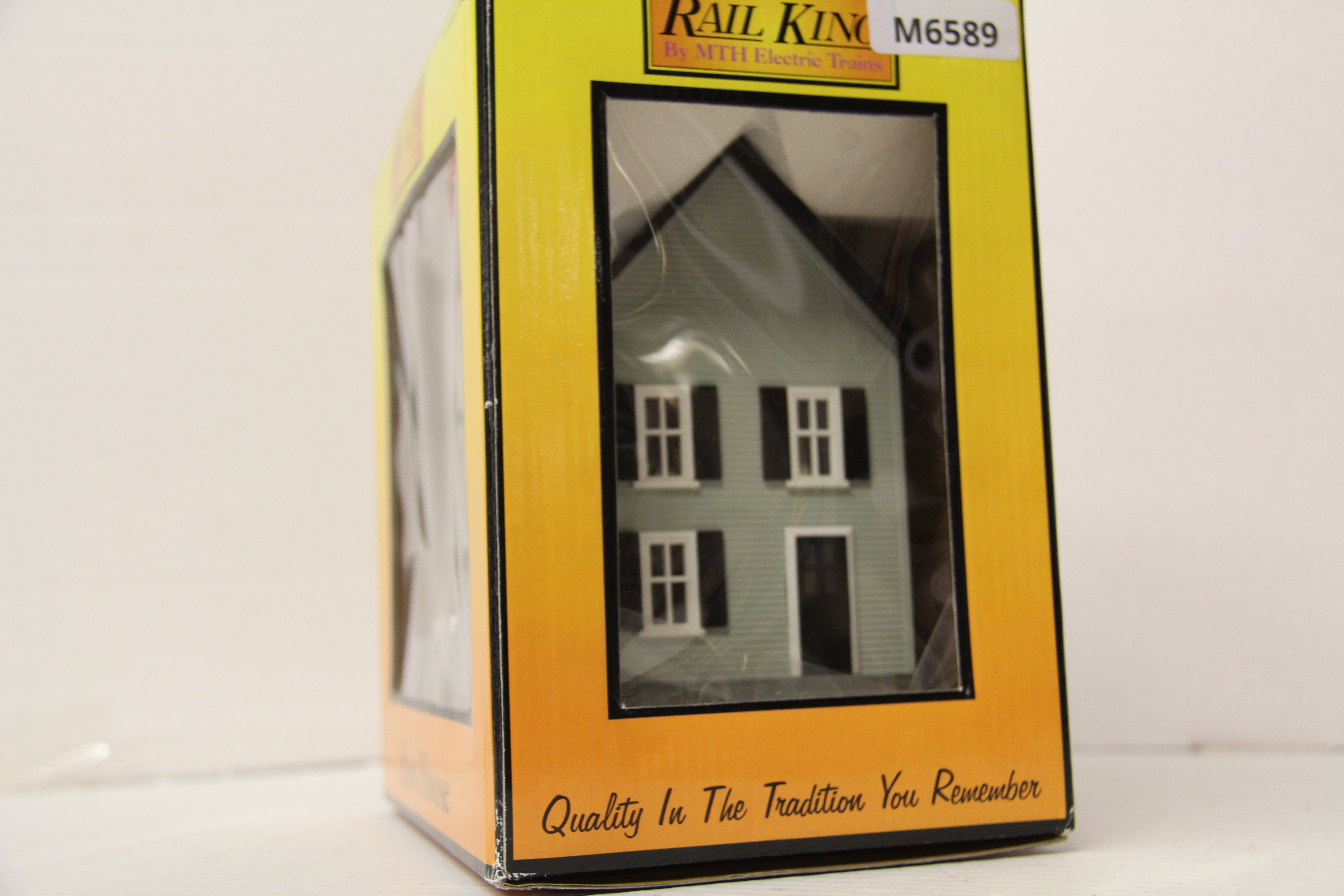 Rail King 30-9089 Row house w/ Porch Light Green w/ Black Shutters-Second hand-M6589