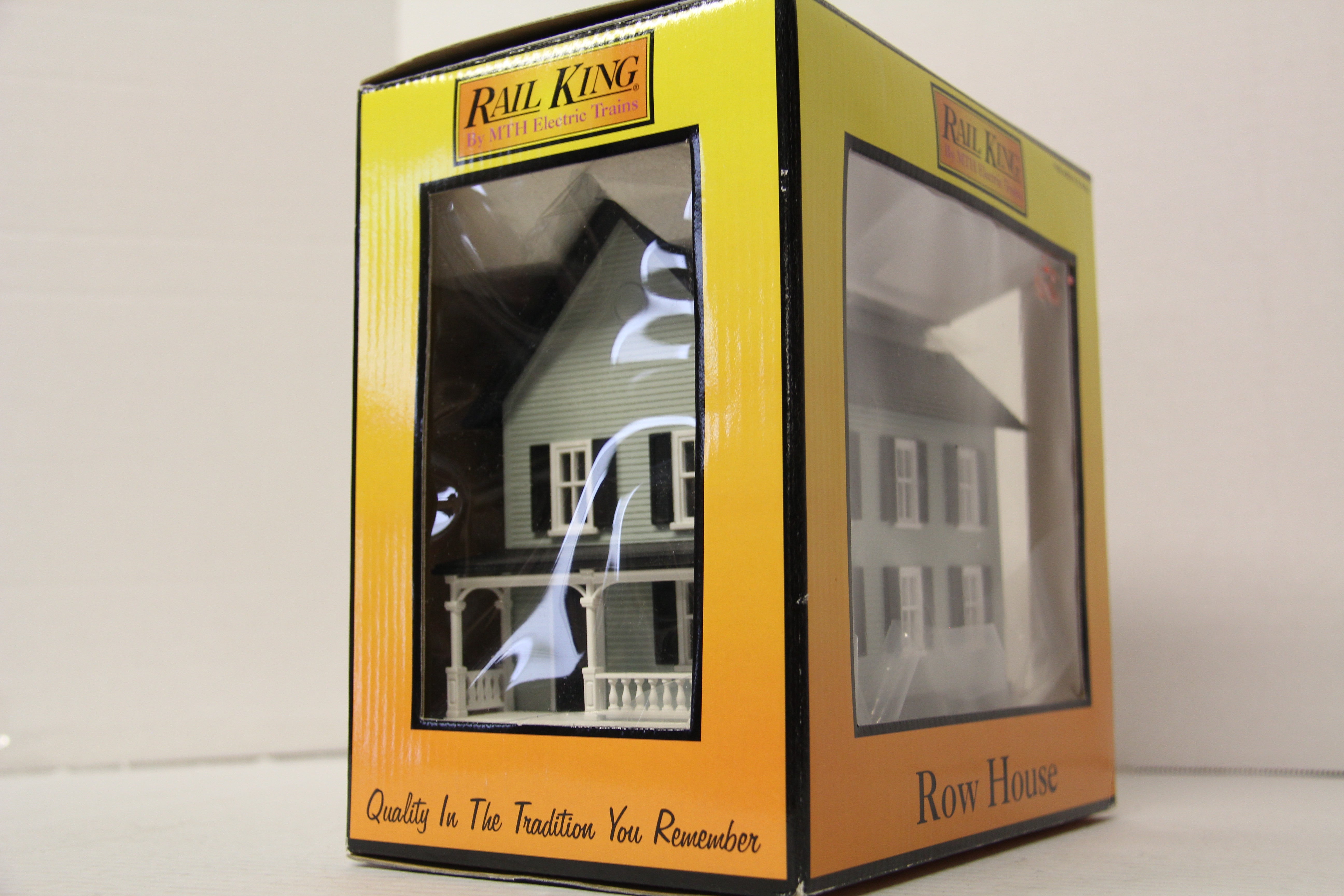 Rail King 30-9089 Row house w/ Porch Light Green w/ Black Shutters-Second hand-M6589