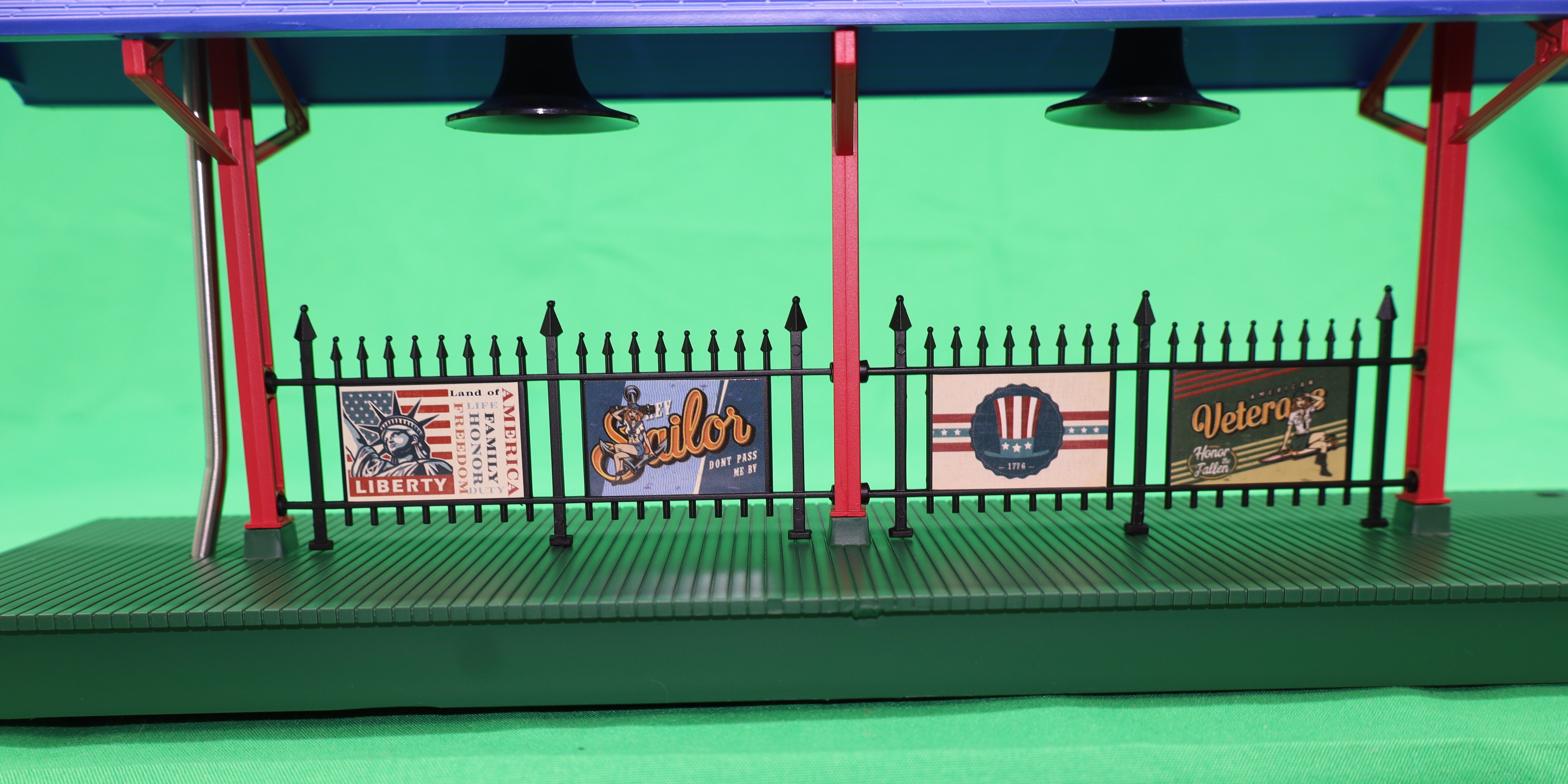 Lionel 2529110 - U.S. America Lighted Station Platform "WWII"
