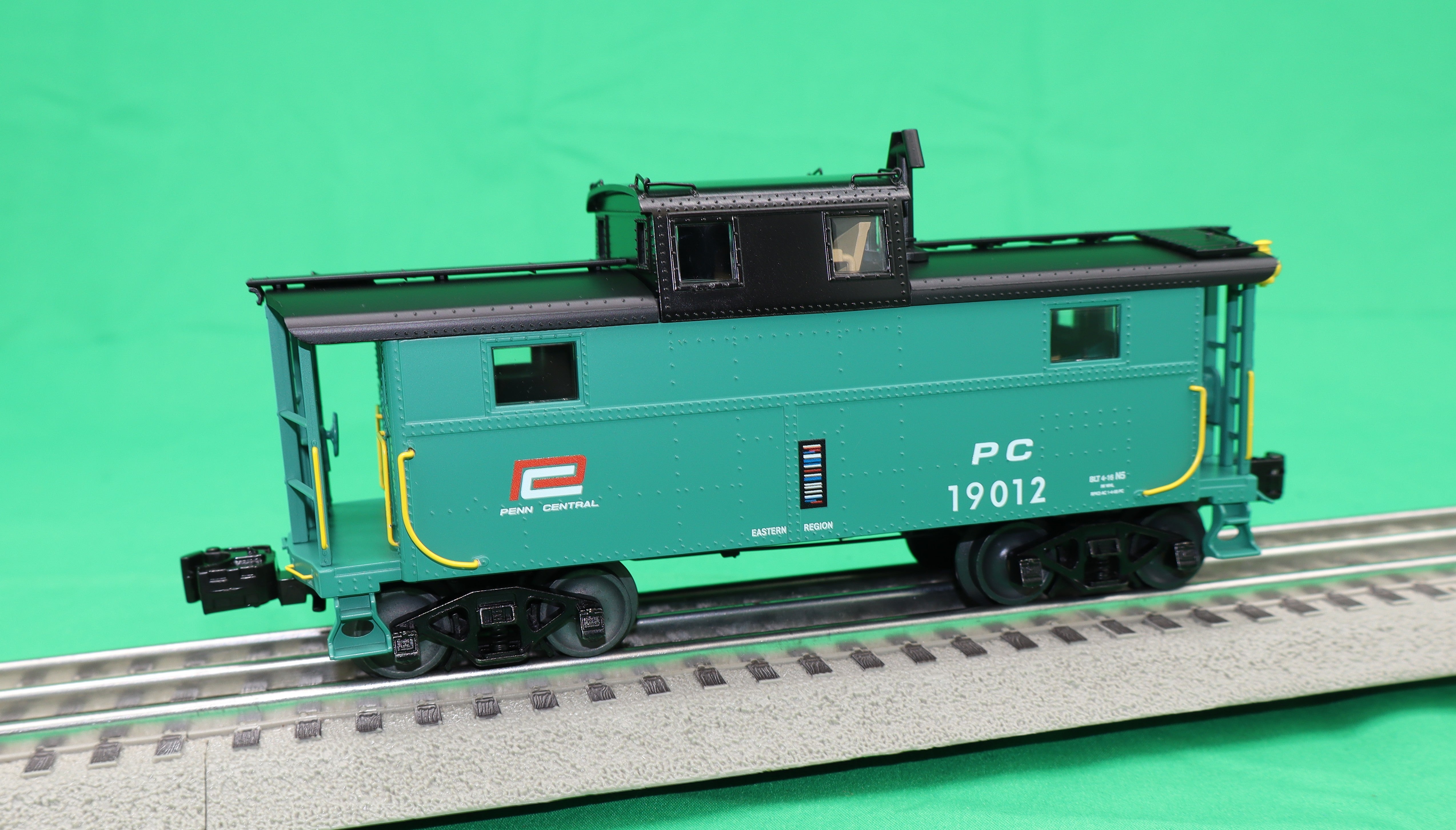 Lionel 2526030 - N5 Cabin Caboose Car "Penn Central" #19012