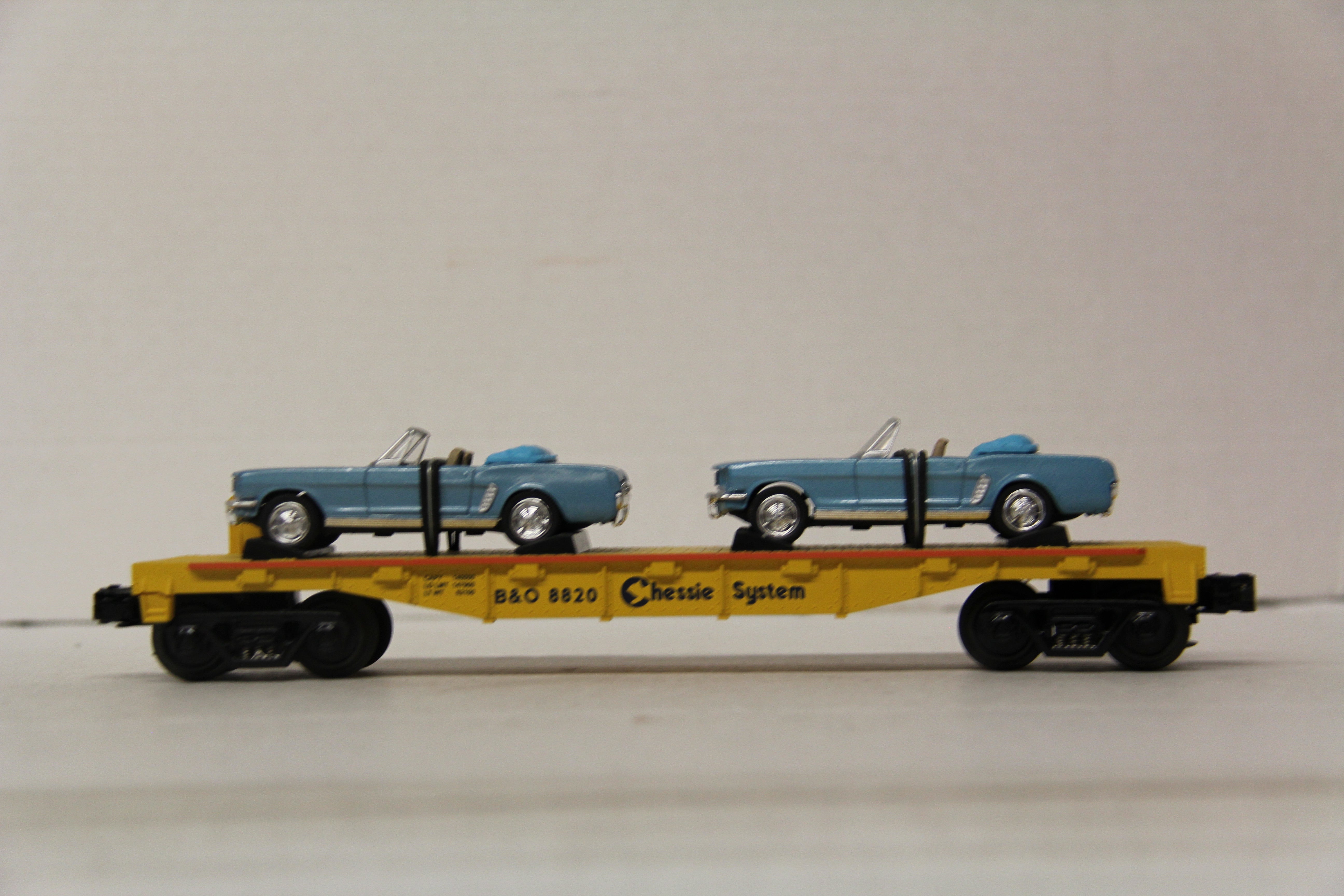 Rail King 30-76120 Chessie Flat Car w/ (2 ) 1964 Ford Mustangs-Second hand-M6596