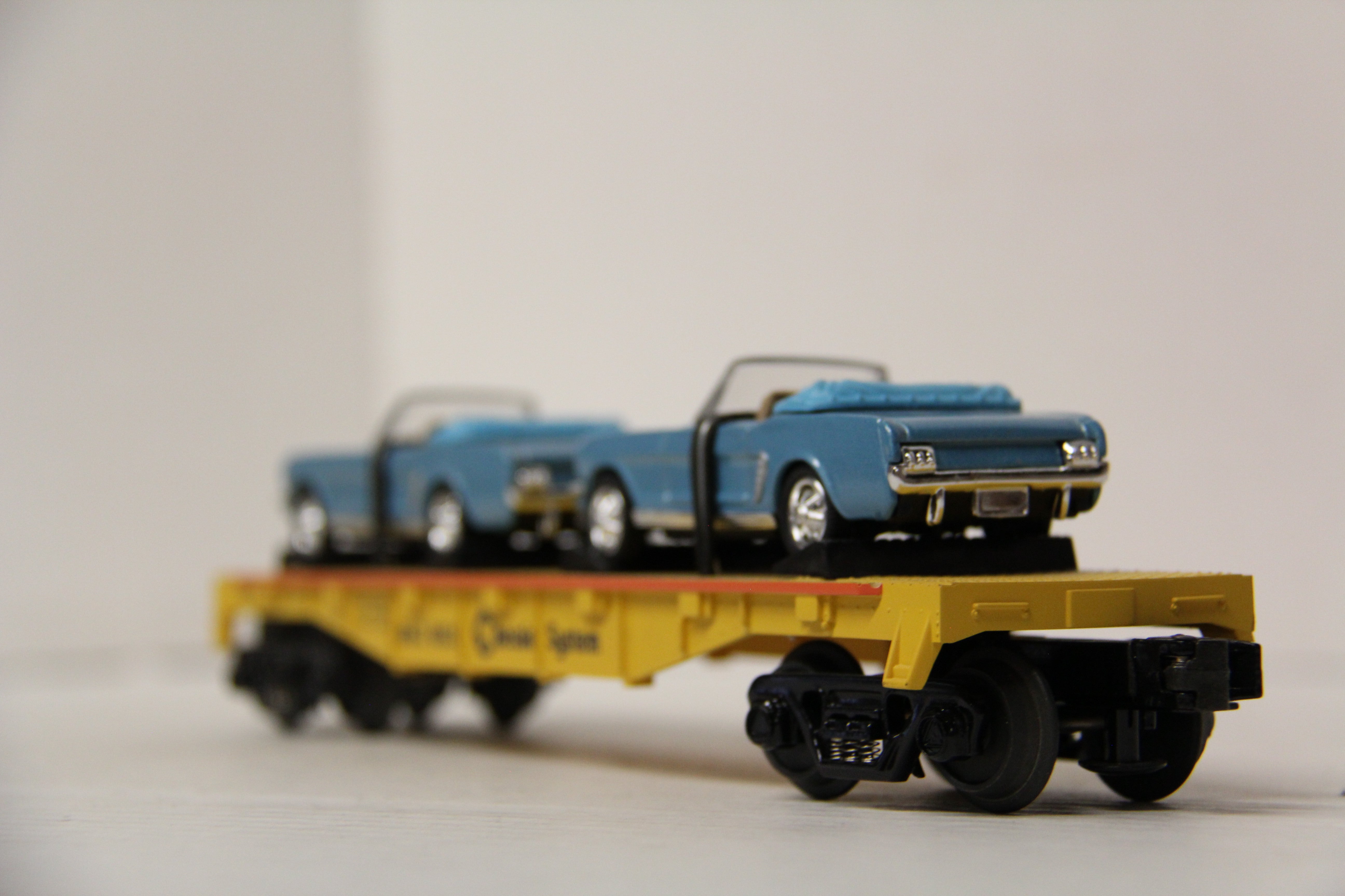 Rail King 30-76120 Chessie Flat Car w/ (2 ) 1964 Ford Mustangs-Second hand-M6596