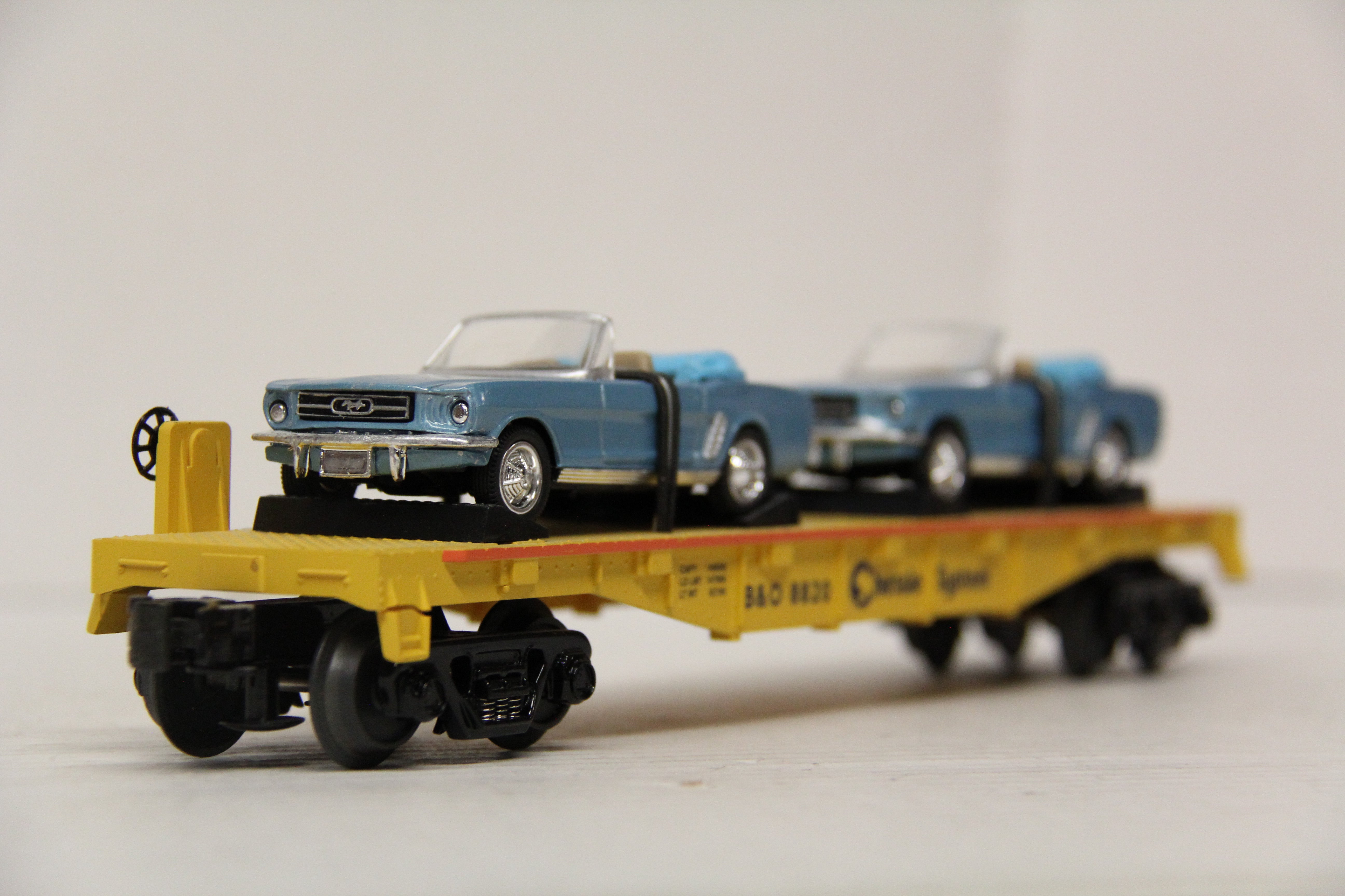 Rail King 30-76120 Chessie Flat Car w/ (2 ) 1964 Ford Mustangs-Second hand-M6596