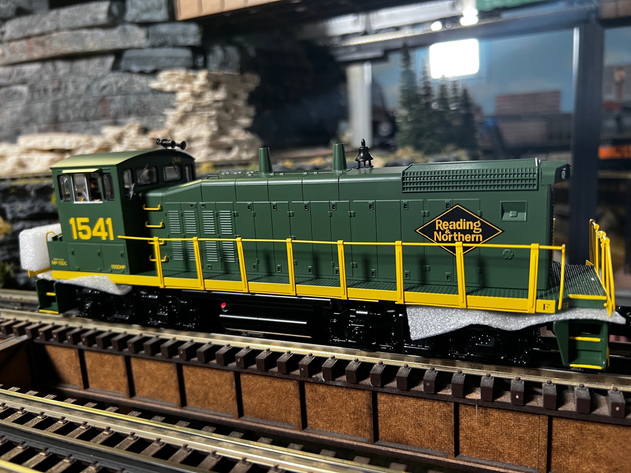 MTH 30-21006-1 - MP15 Diesel Engine "Reading & Northern" #1541 w/ PS3 - Custom Run for Fryer’s Store
