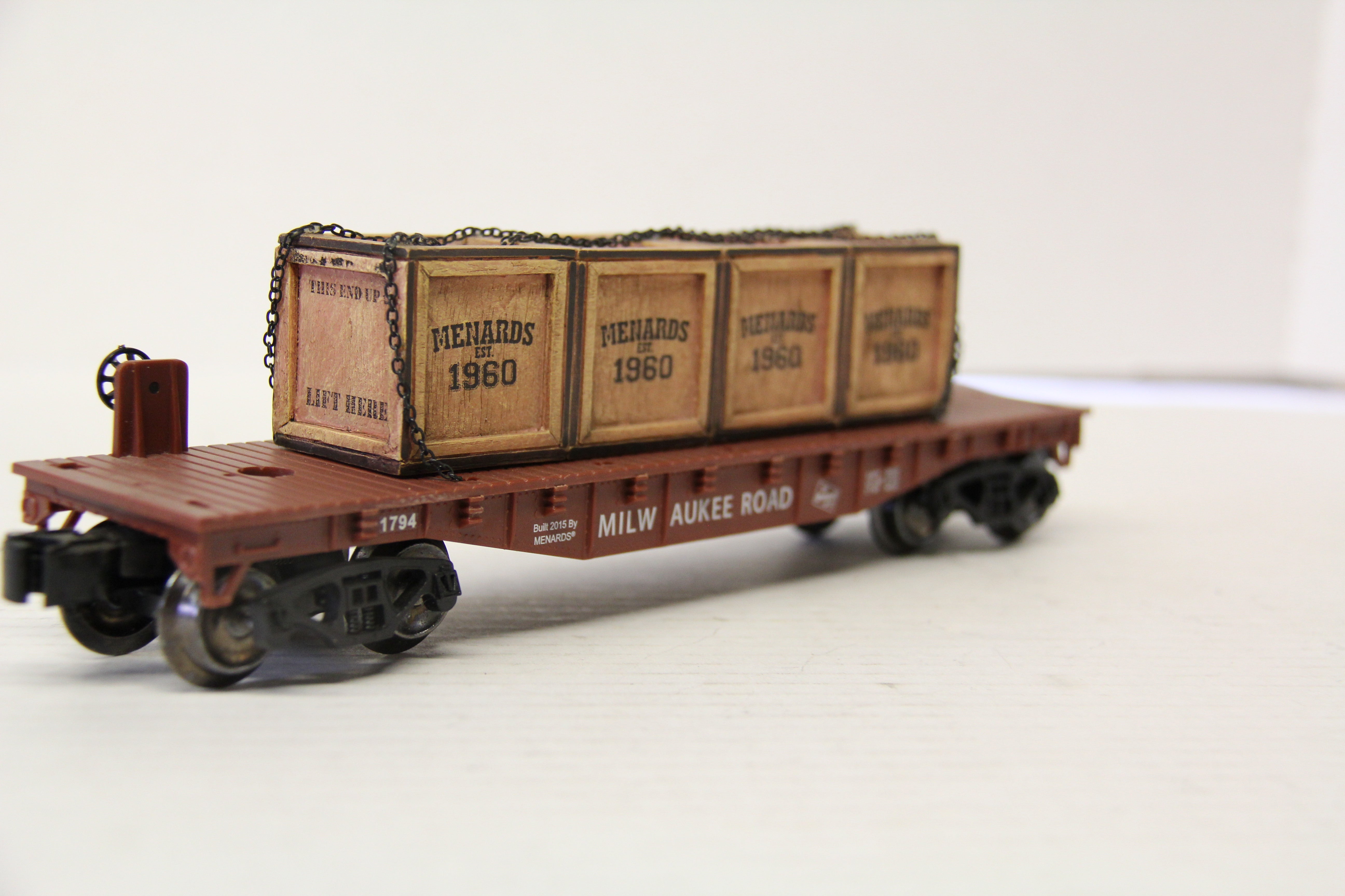 Menards Milwaukee Road Flat Car w/ Wood Crates-Second hand-M4740