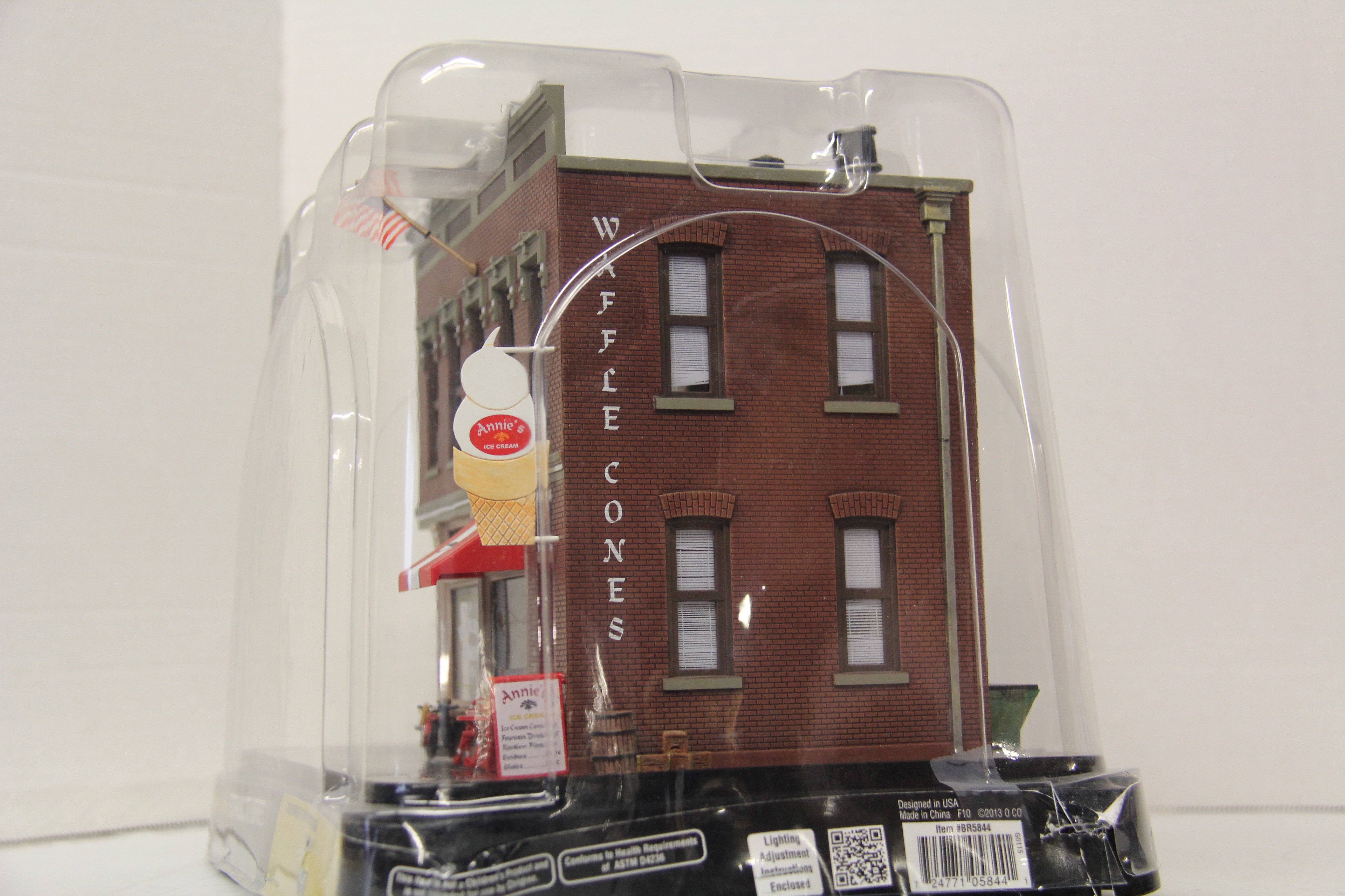 Woodland Scenics BR5844 Corner Emporium 1:48-Second hand-M6601