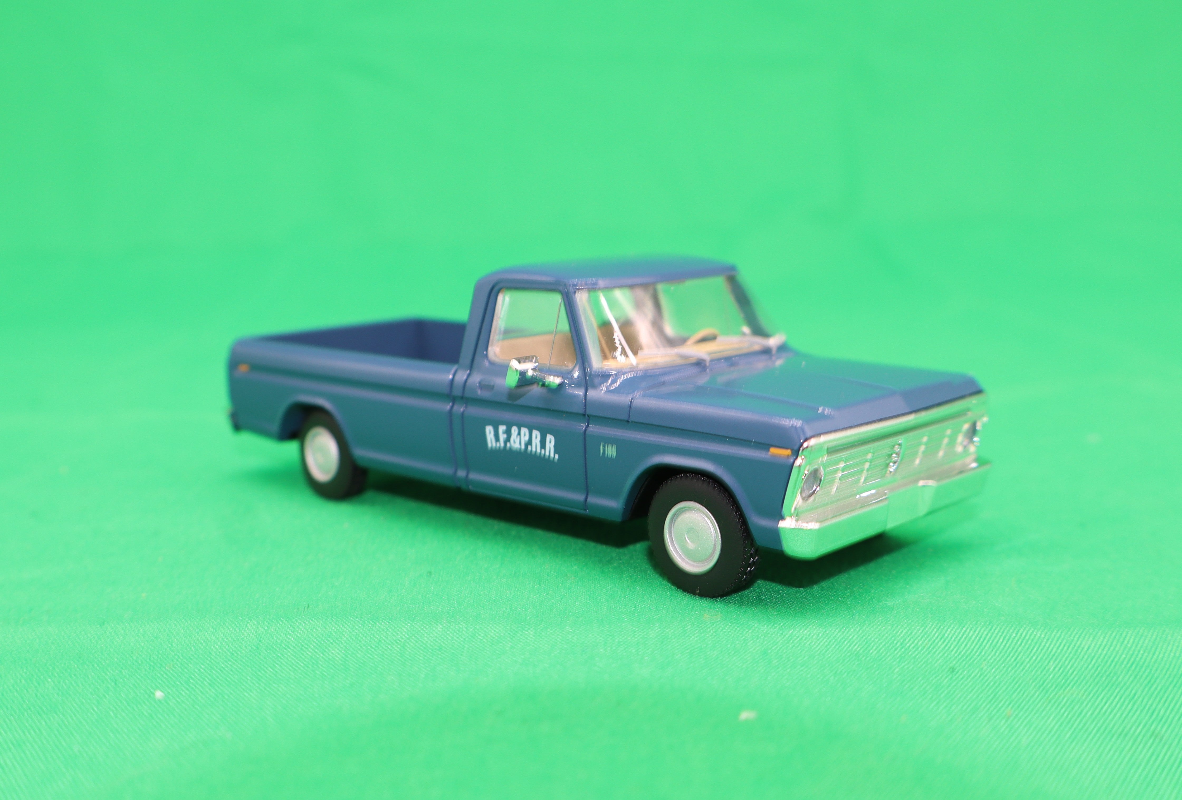 Atlas O 3002488 - Ford F-100 Pickup Trucks “Richmond, Fredricksburg & Potomac”