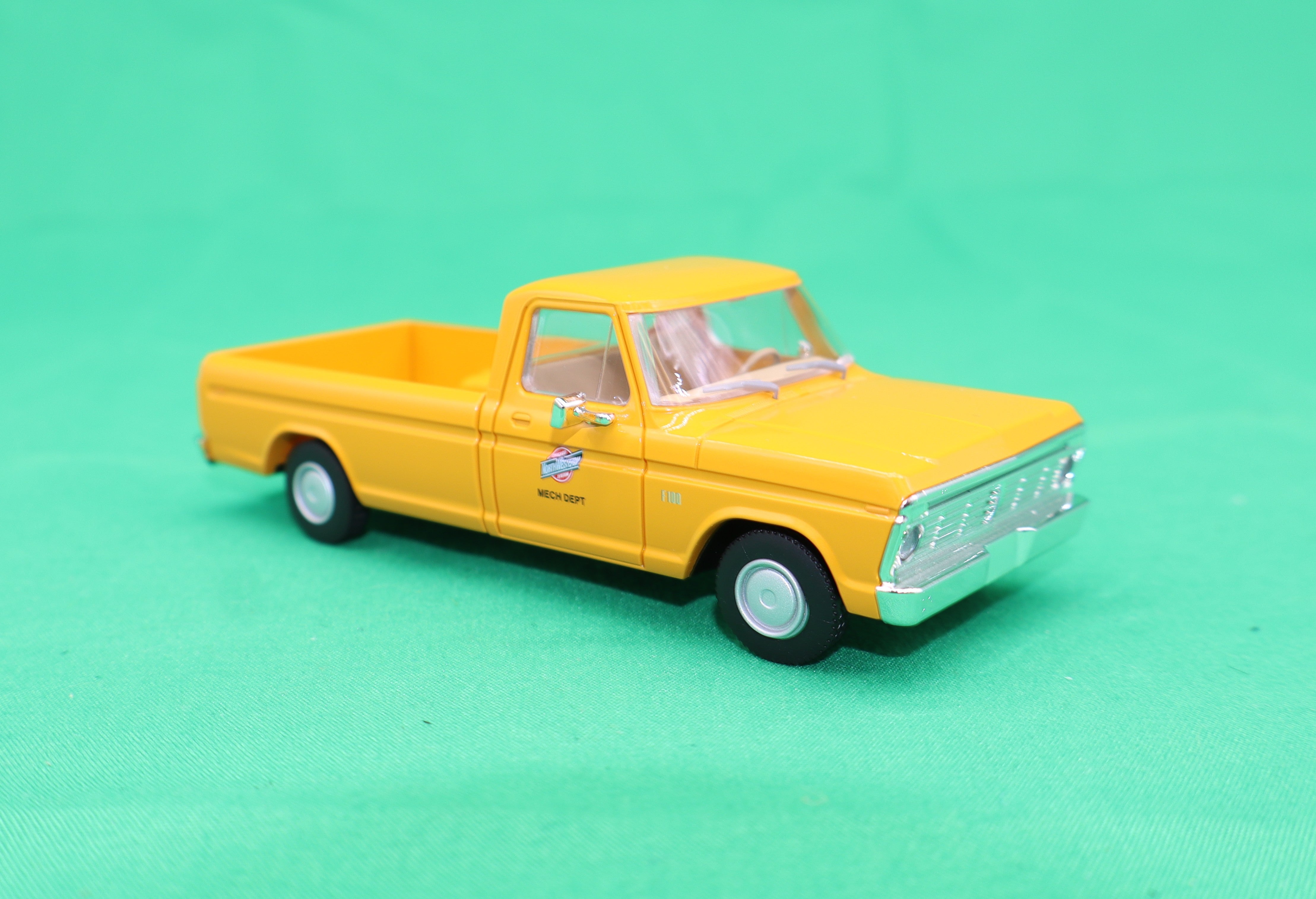 Atlas O 3002486 - Ford F-100 Pickup Trucks “Chicago & North Western”