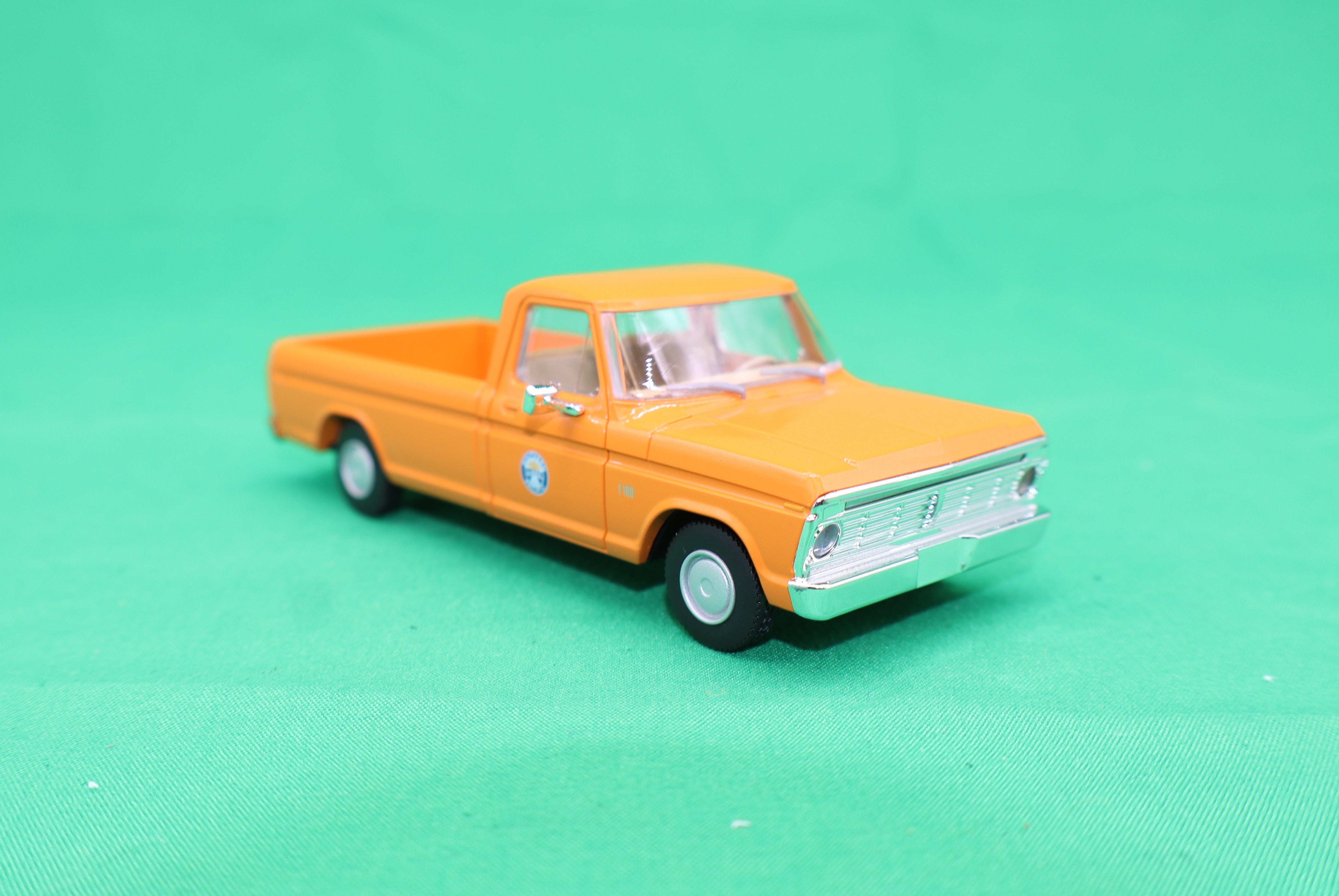 Atlas O 3002491 - Ford F-100 Pickup Trucks “Southern Pacific”