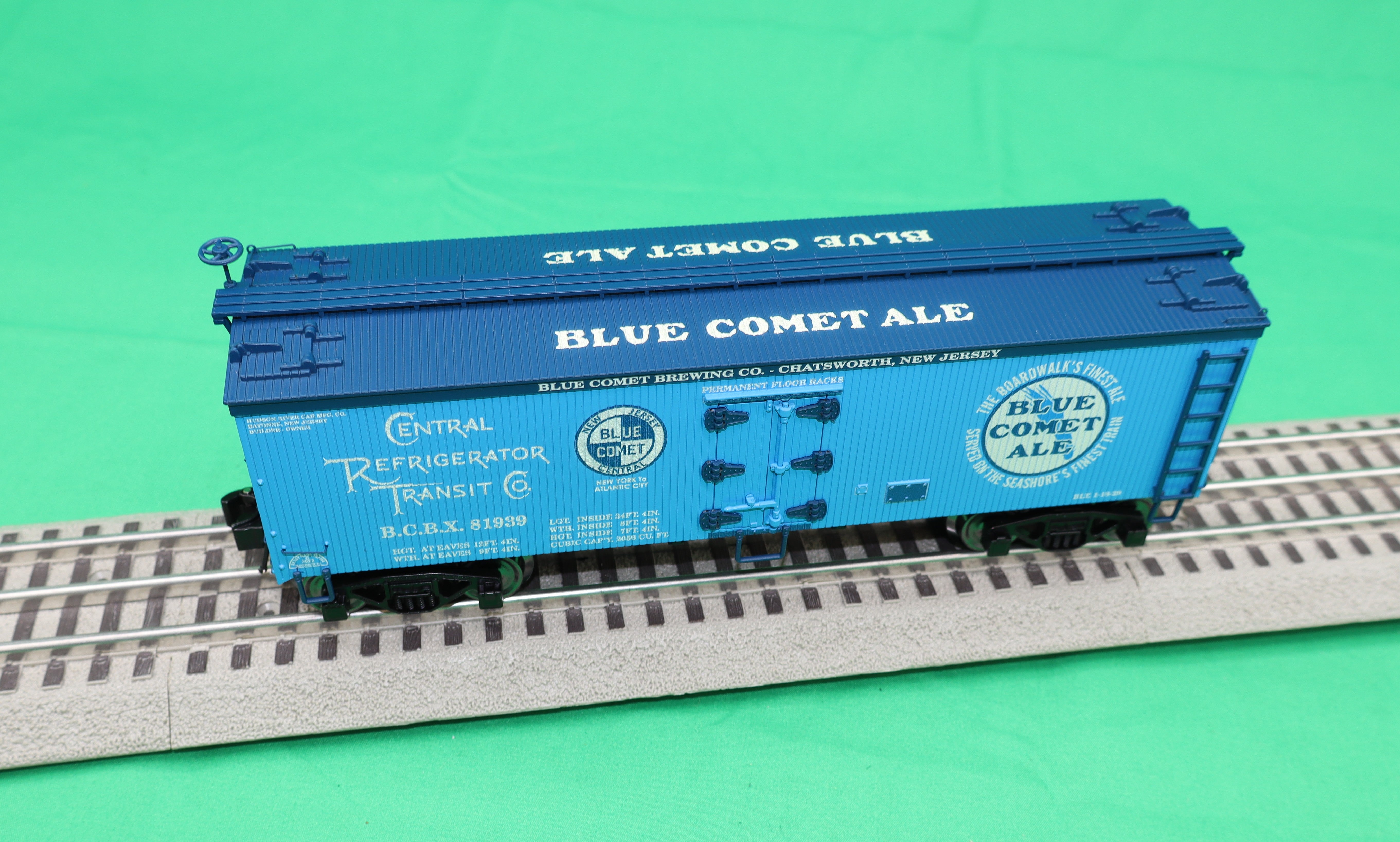 Ready Made Trains RMT-86126-2 - 36' Woodside Reefer Car "New Jersey Central" #81939 (Blue Comet Ale)