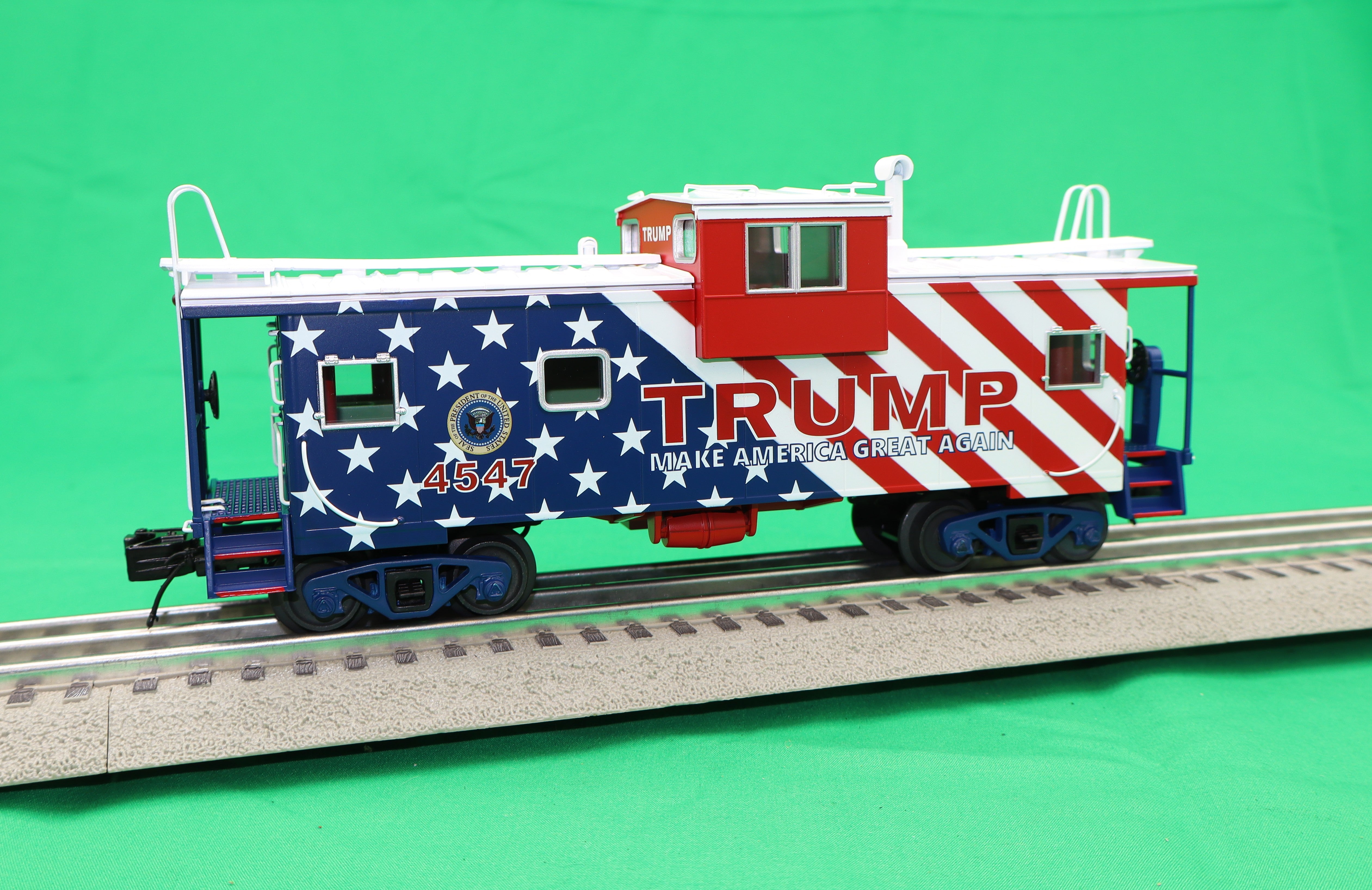 MTH 20-91837 - Extended Vision Caboose "Donald J. Trump" #4547