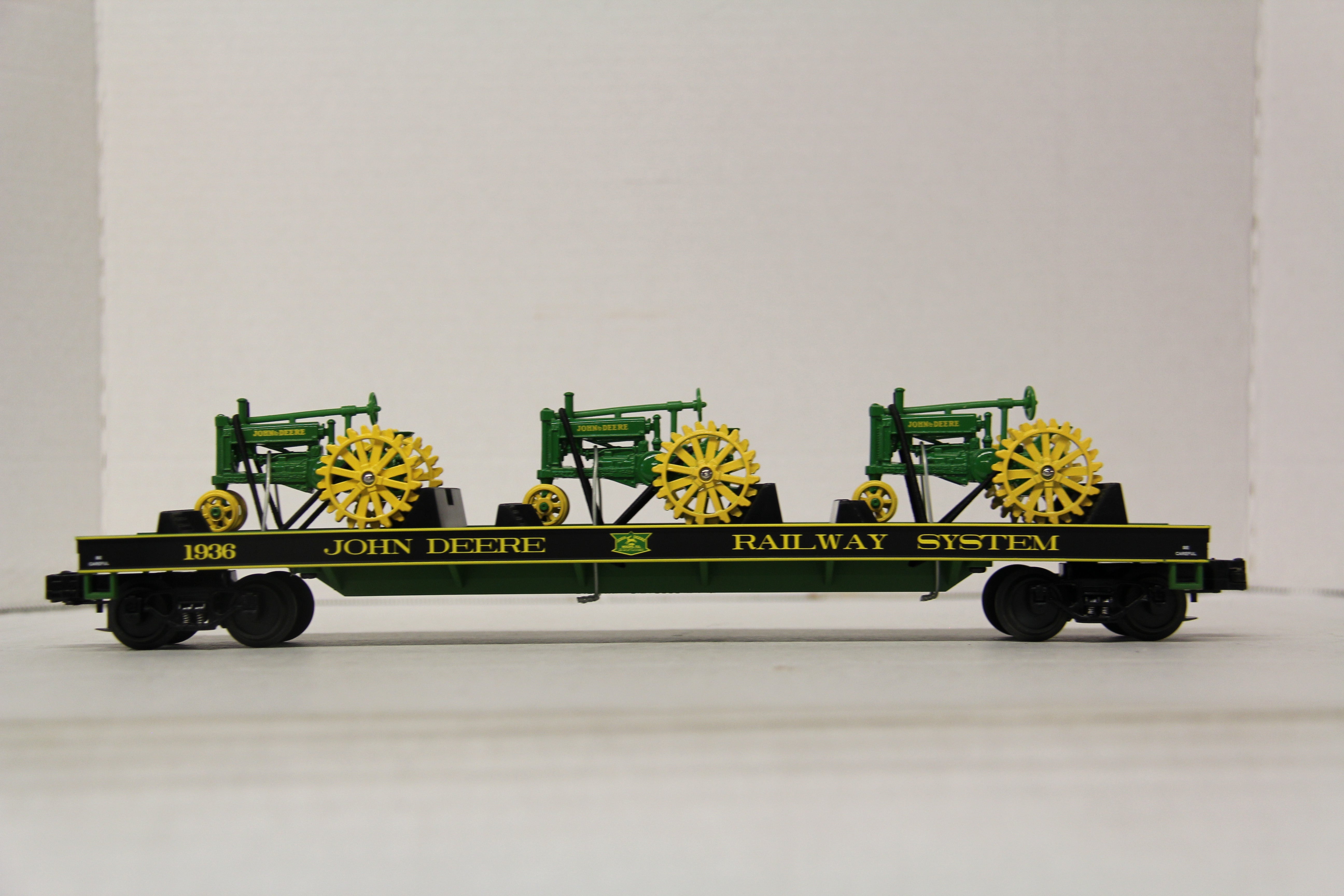 MTH 20-98362 John Deere Flat Car w/ 3 Model A Tractors-Second hand-M6631