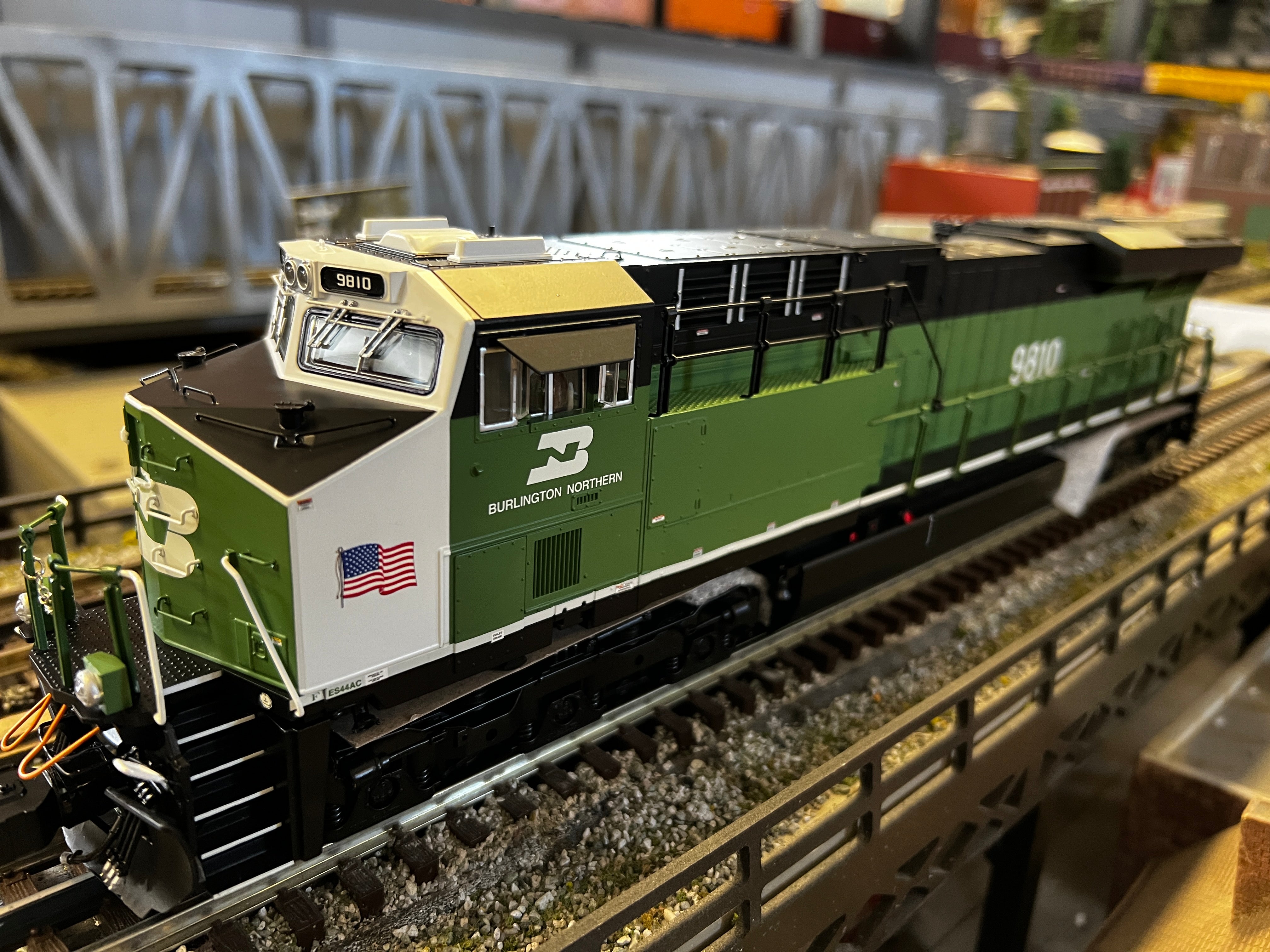 Lionel 2333432 - Legacy ES44AC Diesel Locomotive "Burlington Northern" #9810