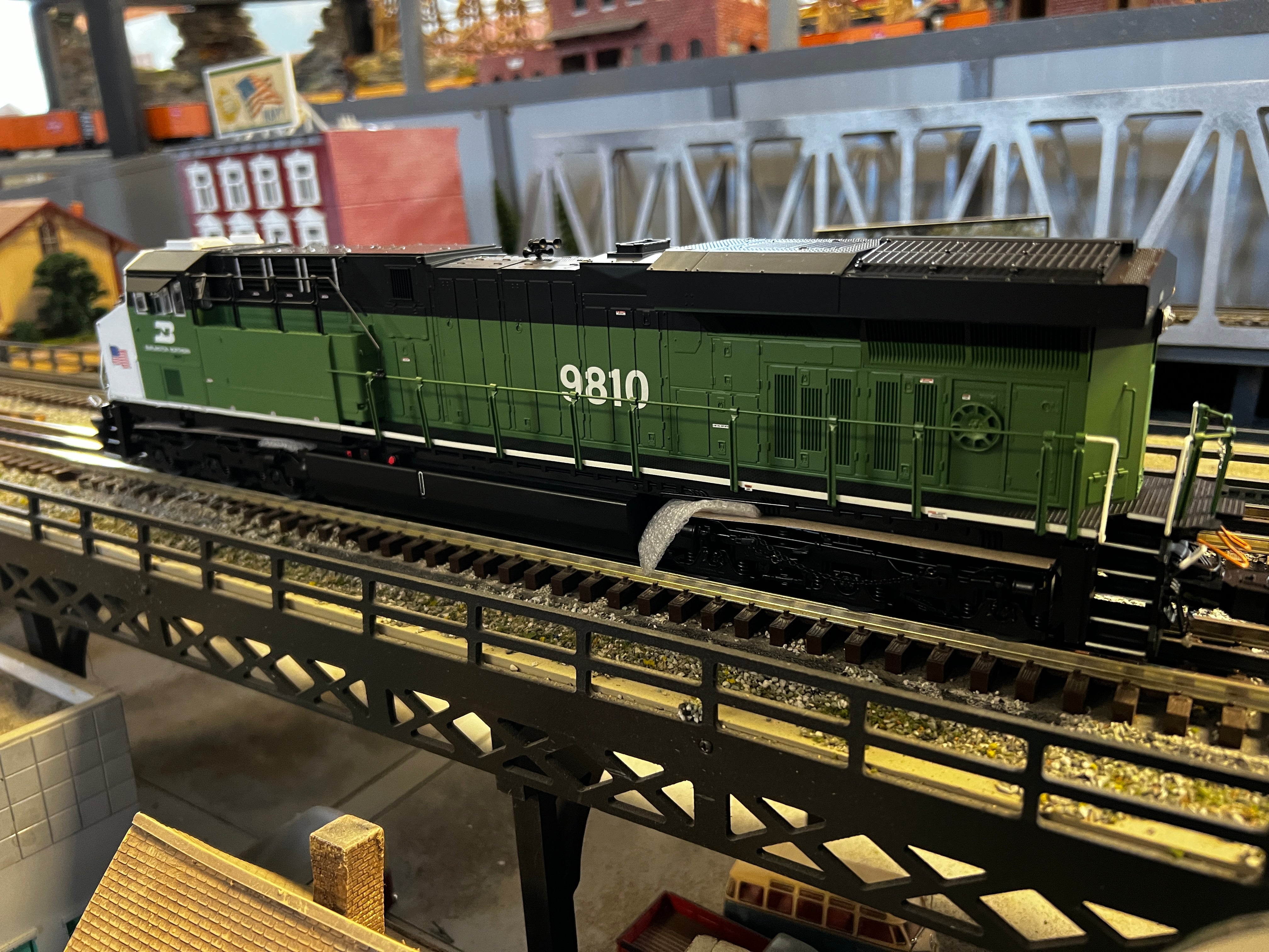 Lionel 2333431 - Legacy ES44AC Diesel Locomotive "Burlington Northern" #9800