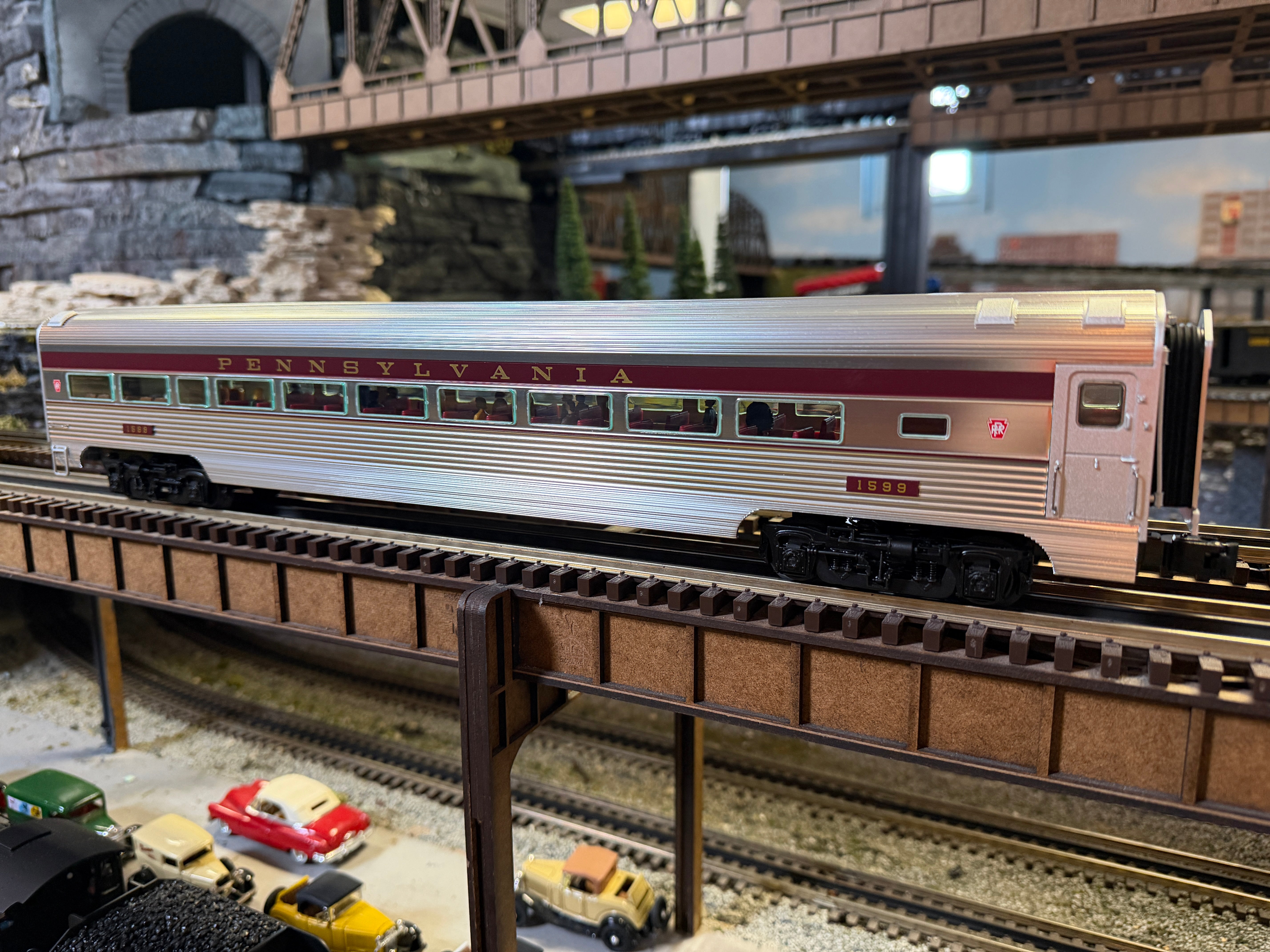 Lionel 2527380 - Vision Line 18" Aluminum Passenger Car Set "Pennsylvania" (2-Car) Senator