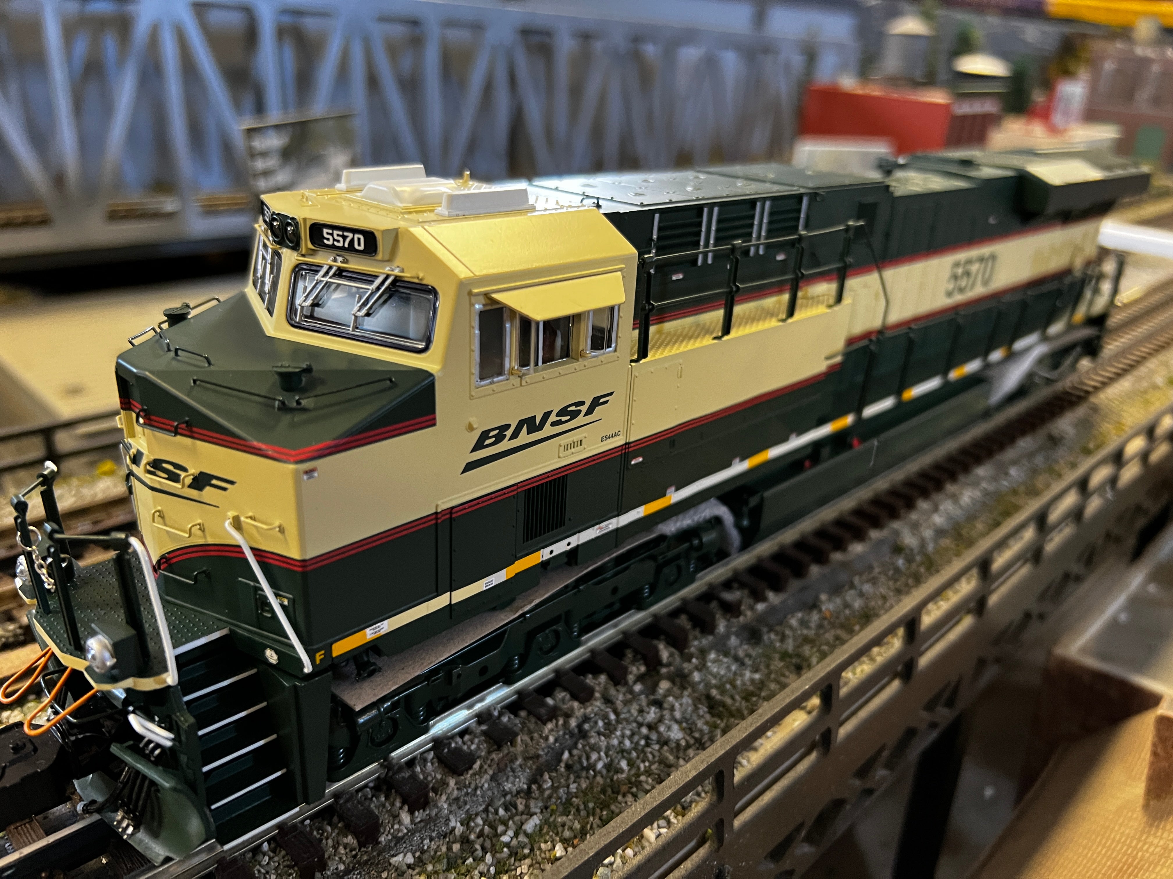 Lionel 2333441 - Legacy ES44AC Diesel Locomotive "BNSF" #5555