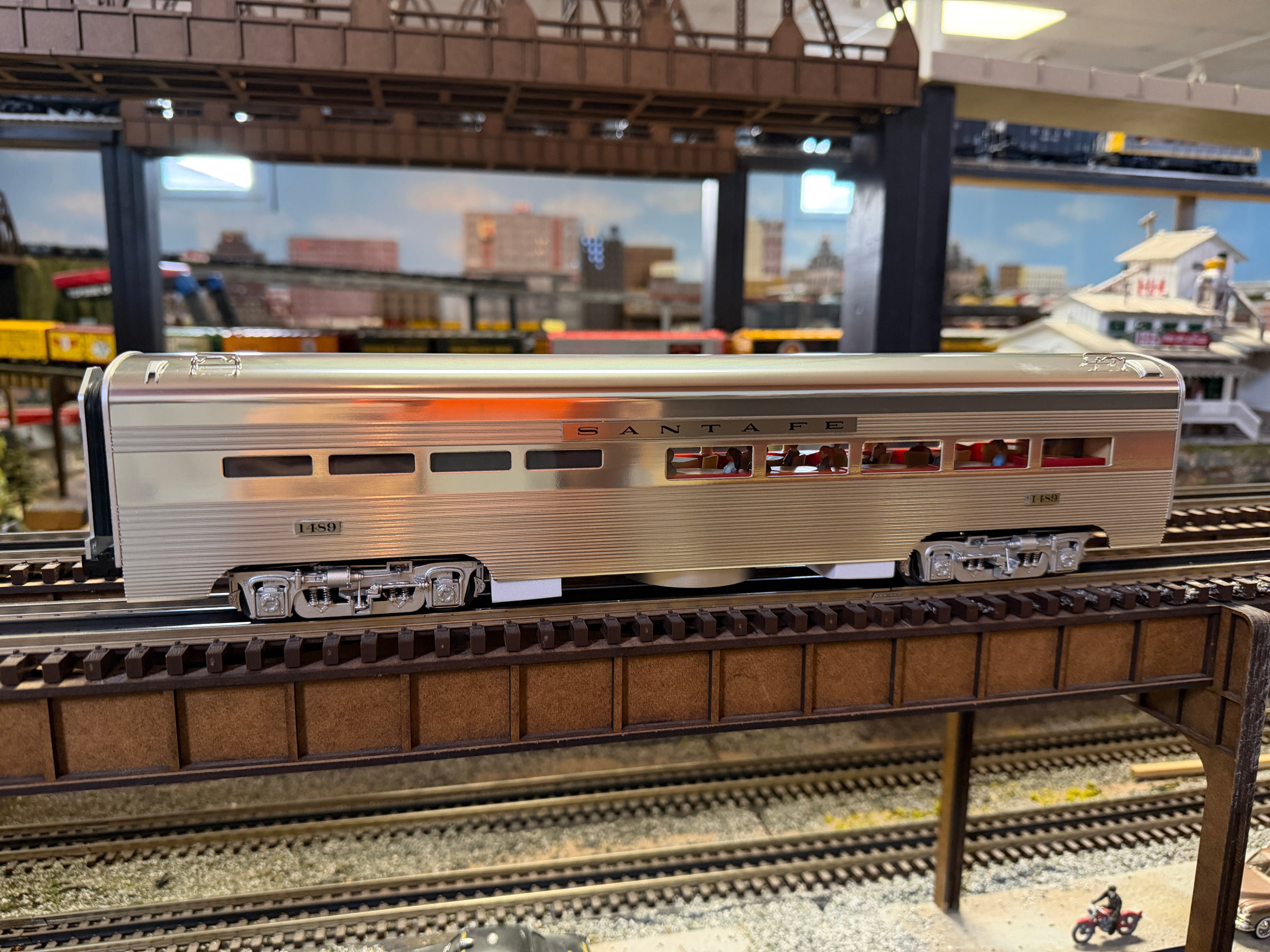 Lionel 2527690 - 15" Aluminum StationSounds Diner "Santa Fe" #1489