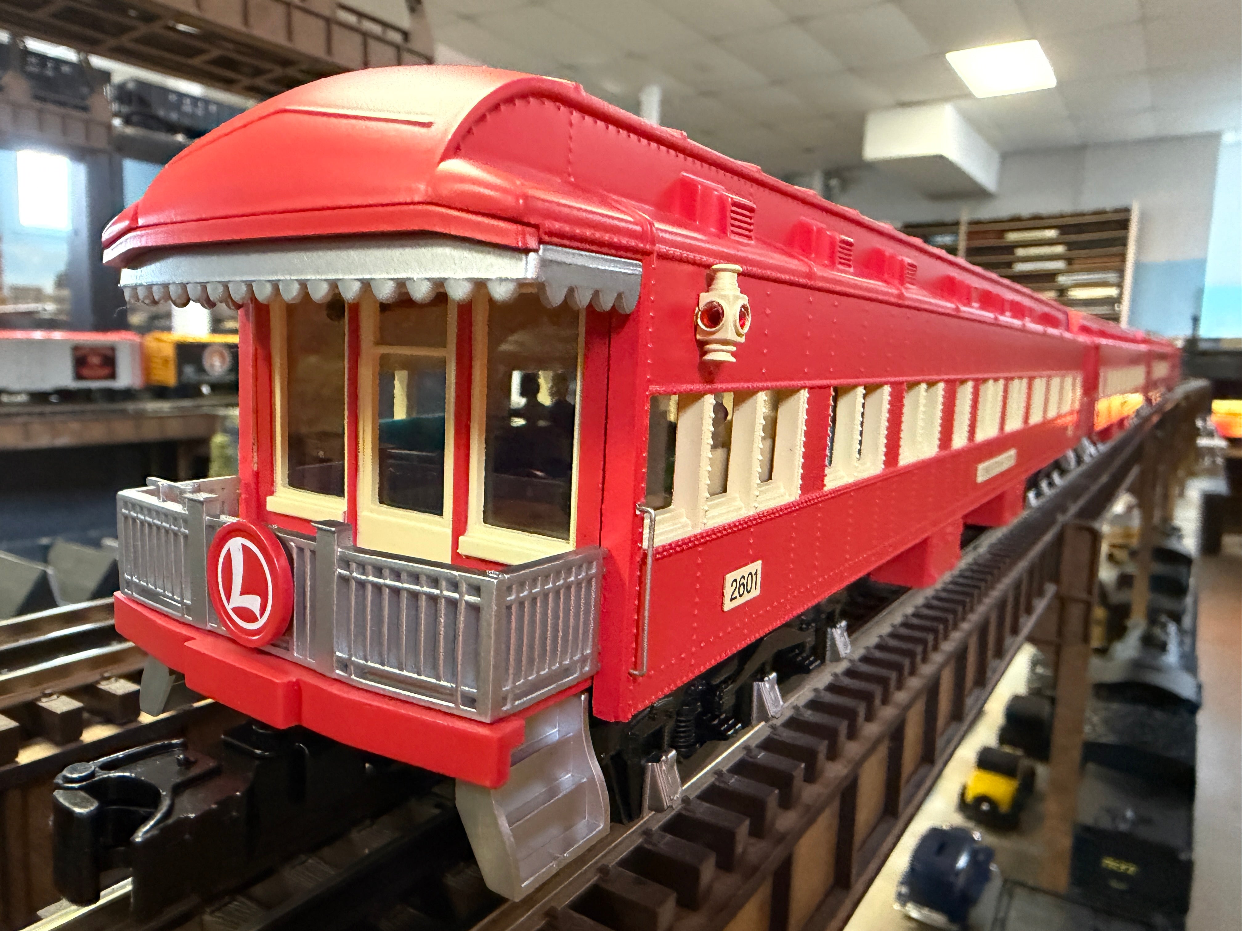 Lionel 2527650 - 18" Prewar Inspired Passenger Car Set "Lionel Lines" (4-Car) Red