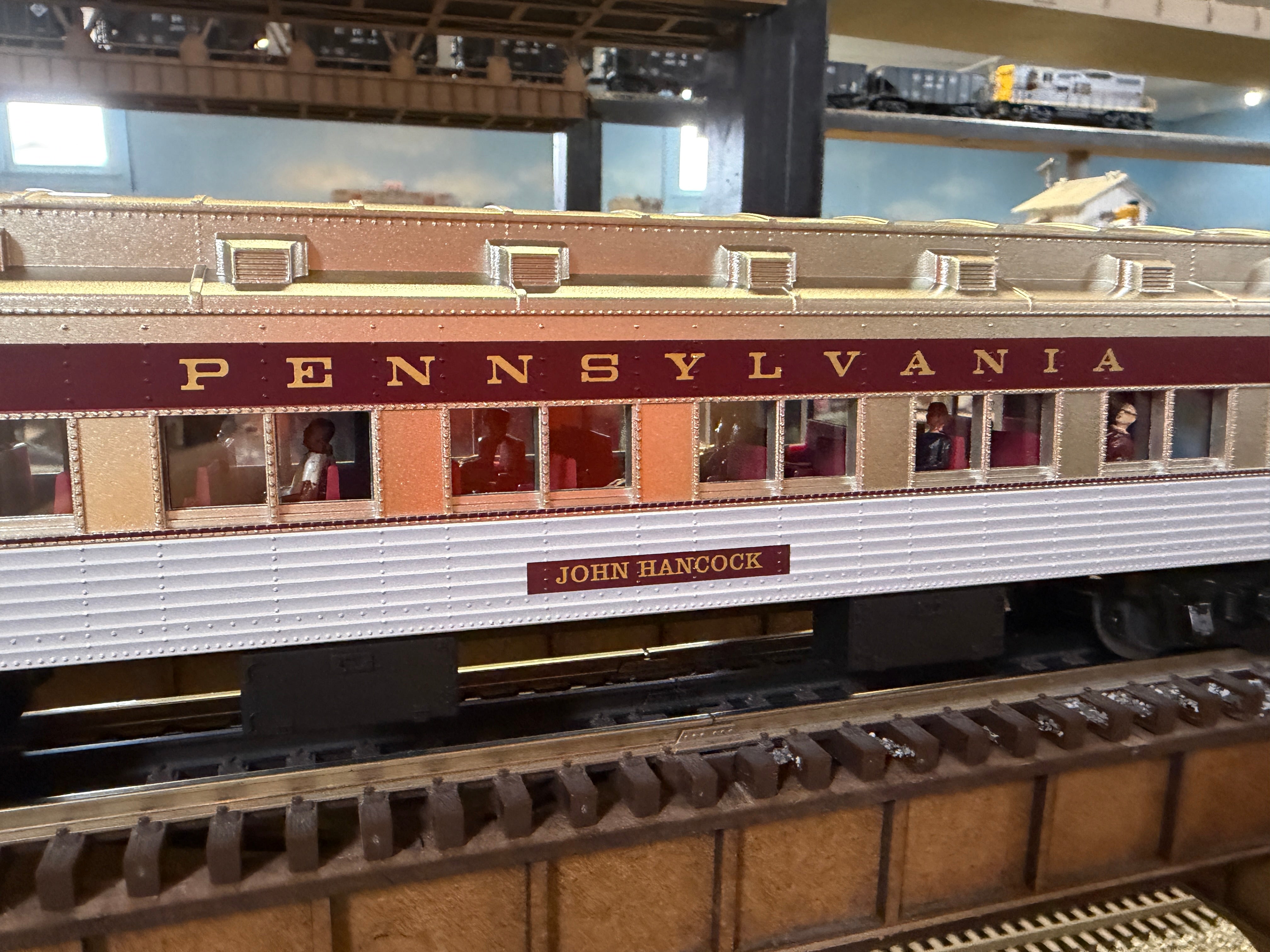 Lionel 2527390 - Vision Line 18" Aluminum Passenger Car Set "Pennsylvania" (2-Car) Shadowline