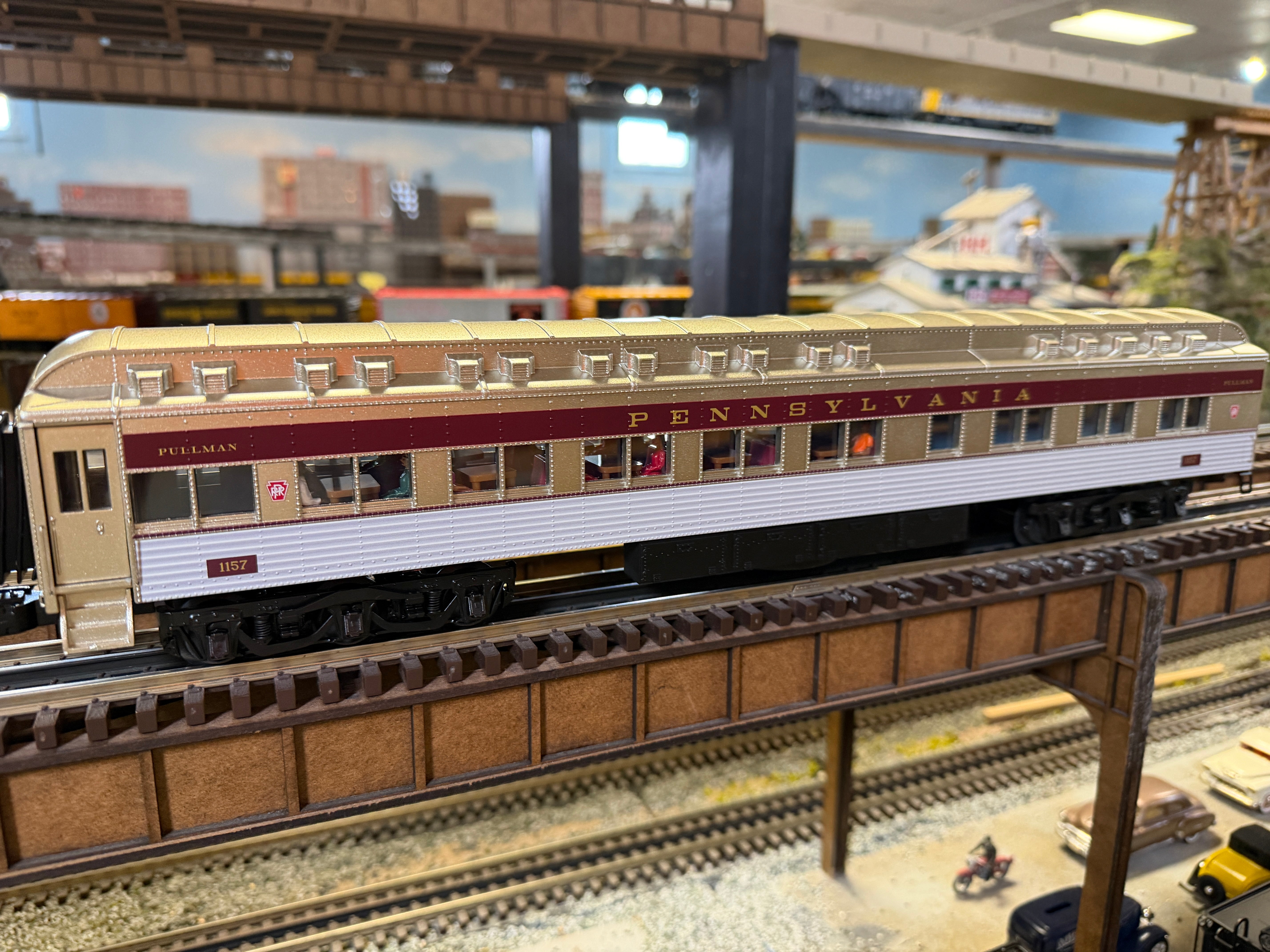 Lionel 2527390 - Vision Line 18" Aluminum Passenger Car Set "Pennsylvania" (2-Car) Shadowline