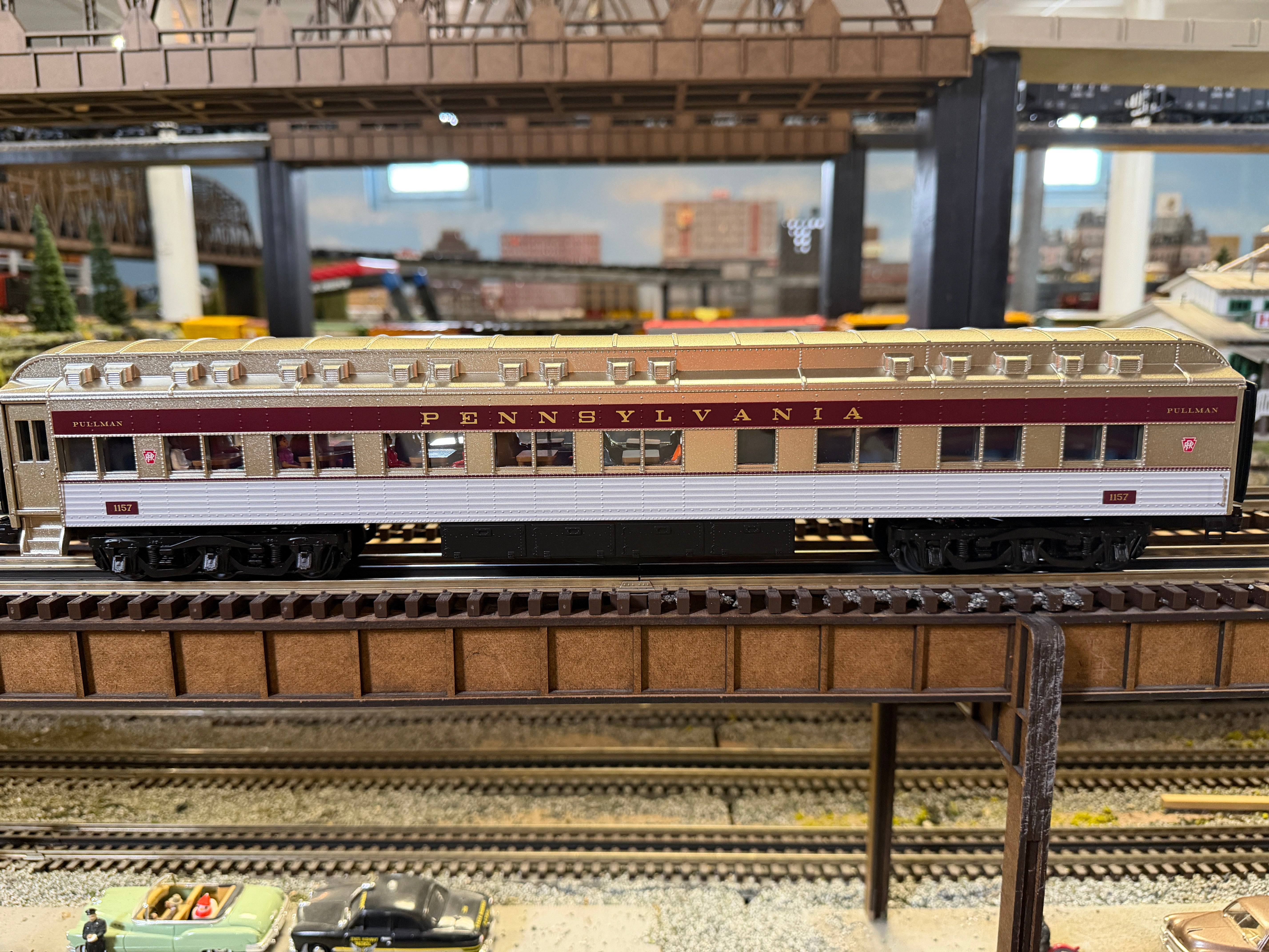 Lionel 2527390 - Vision Line 18" Aluminum Passenger Car Set "Pennsylvania" (2-Car) Shadowline