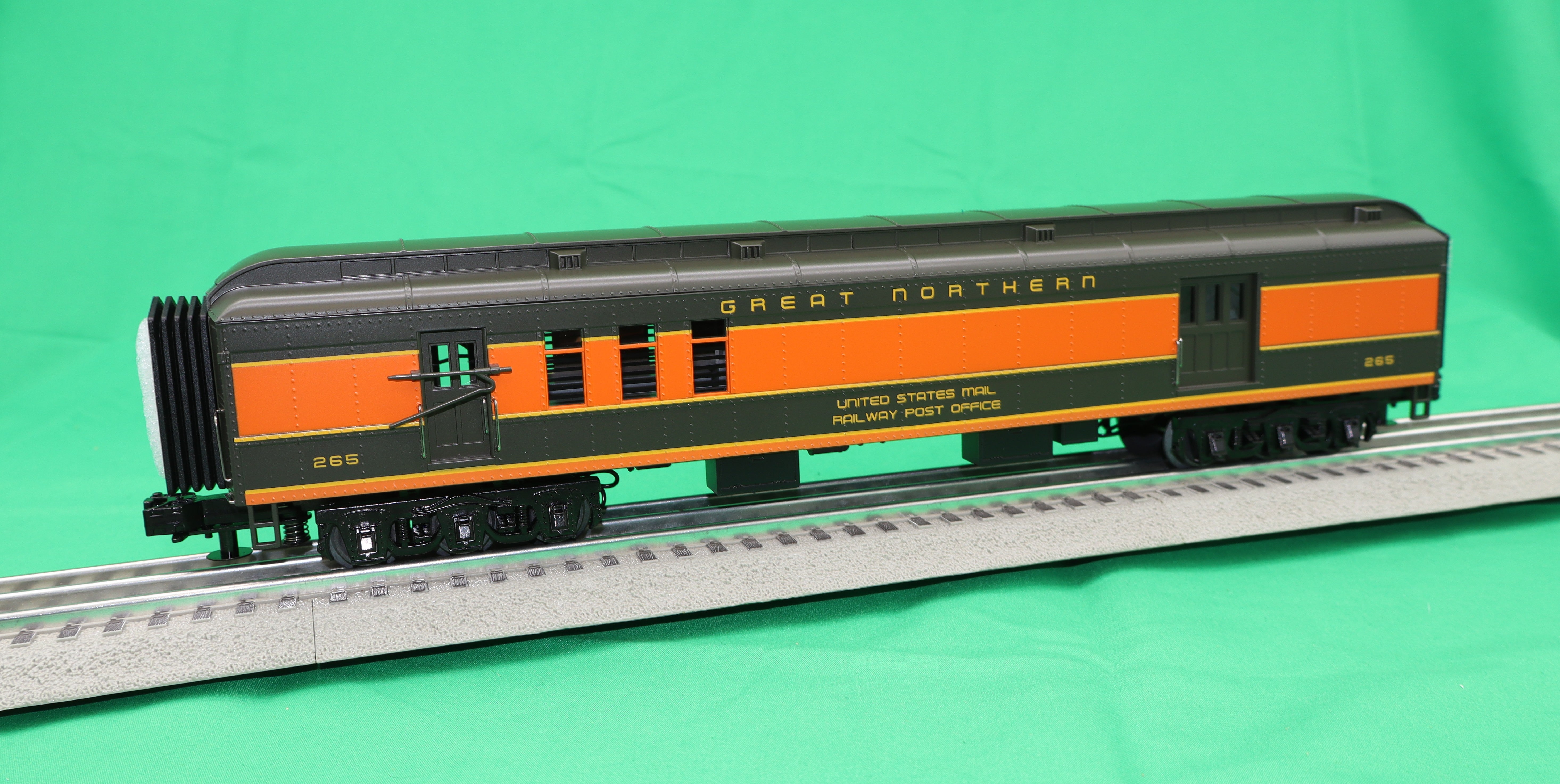 MTH 30-69385 - 60' Madison Passenger Set "Great Northern" (4-Car) - MrMuffin'sTrains