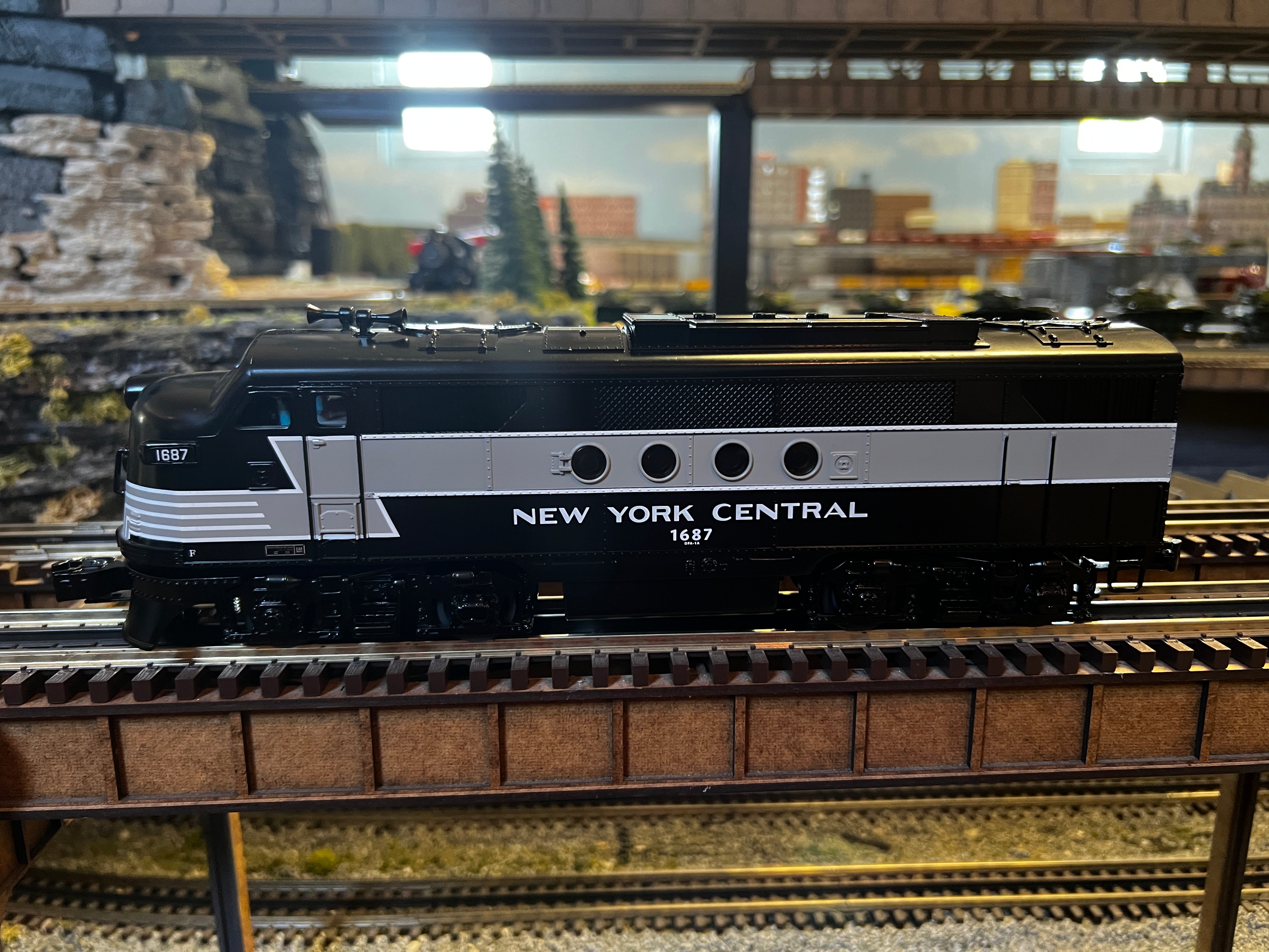Lionel 2334100 - LionChief FT Diesel Locomotive "New York Central" #1687