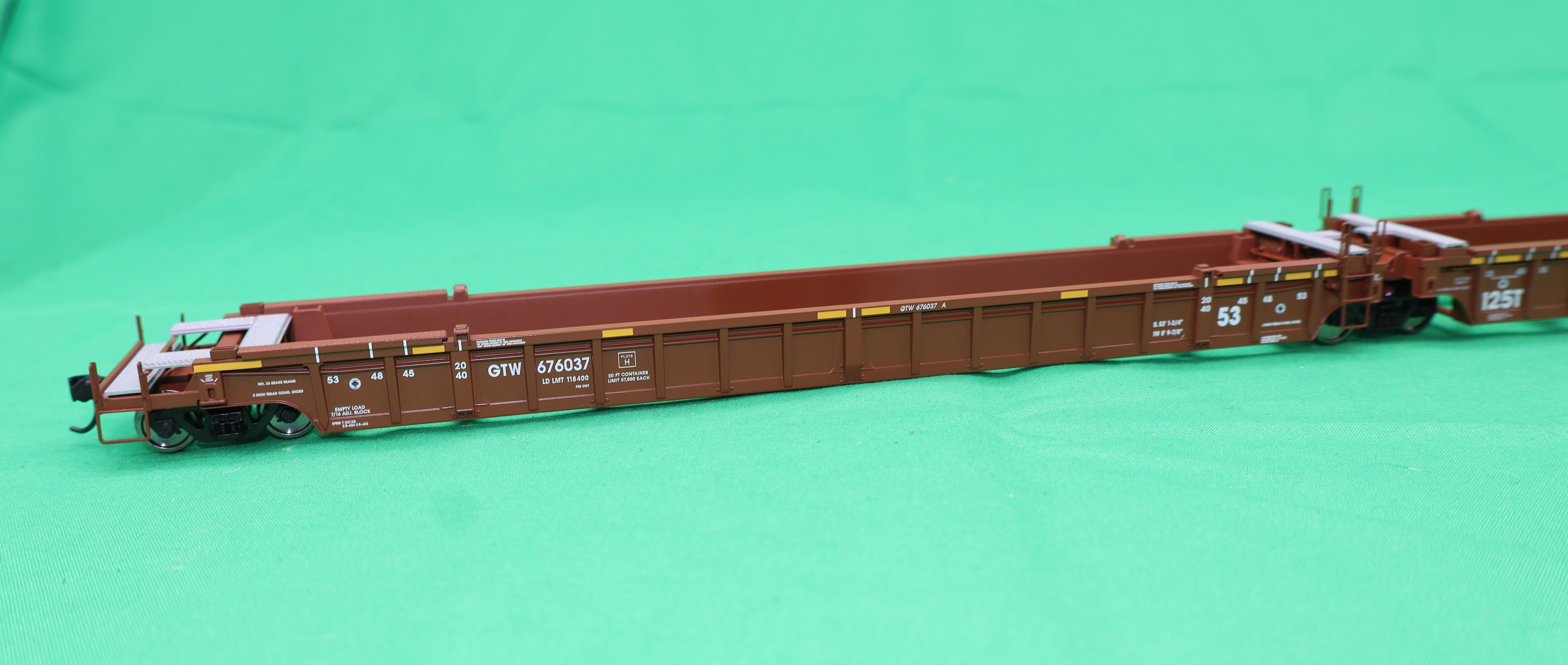 Walthers HO 910-55821 - Mainline - NSC Articulated 3-Unit 53' Well Car "Canadian National" #676037 (GTW)