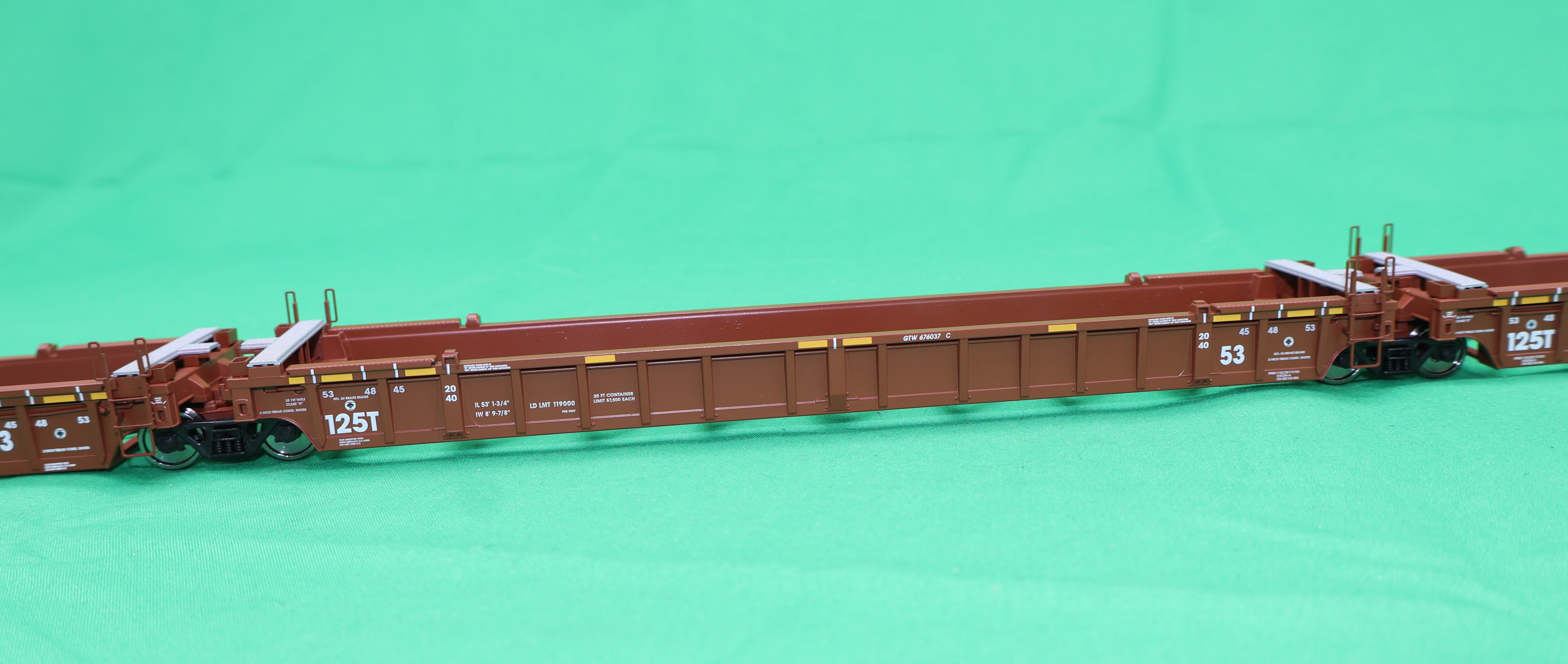 Walthers HO 910-55821 - Mainline - NSC Articulated 3-Unit 53' Well Car "Canadian National" #676037 (GTW)