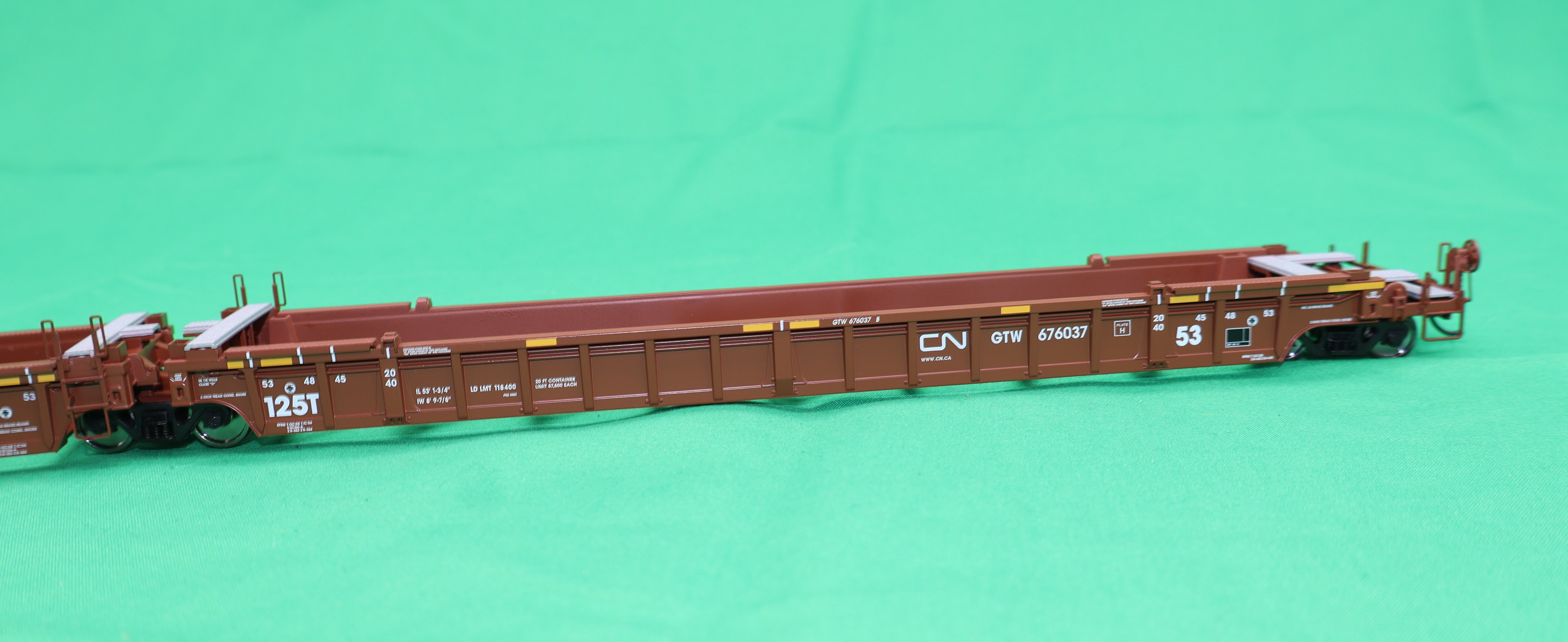 Walthers HO 910-55821 - Mainline - NSC Articulated 3-Unit 53' Well Car "Canadian National" #676037 (GTW)