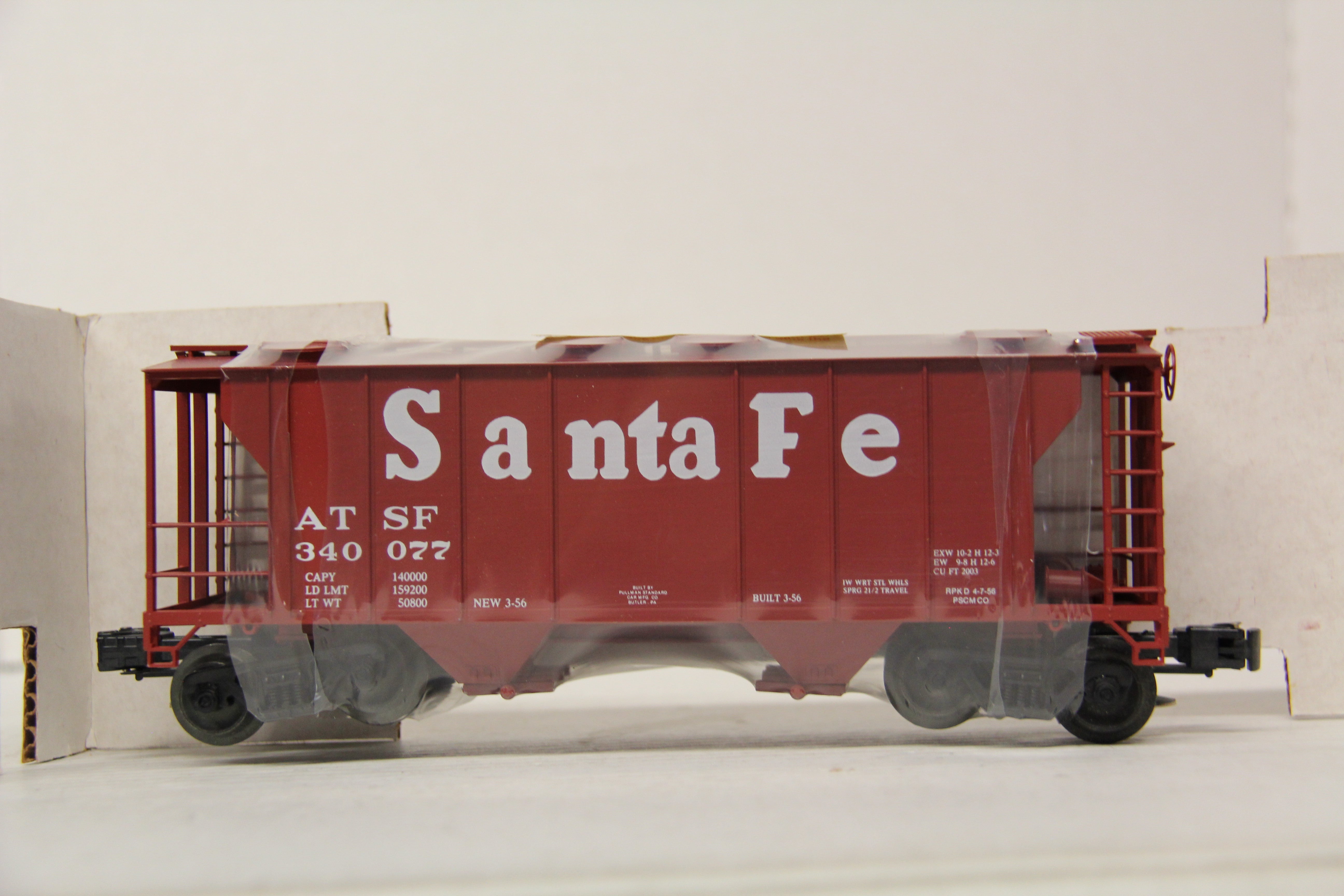 Weaver Ultra Line #3028 Santa Fe Hi Rail PS2 34' Covered Hopper-Second hand-M6659