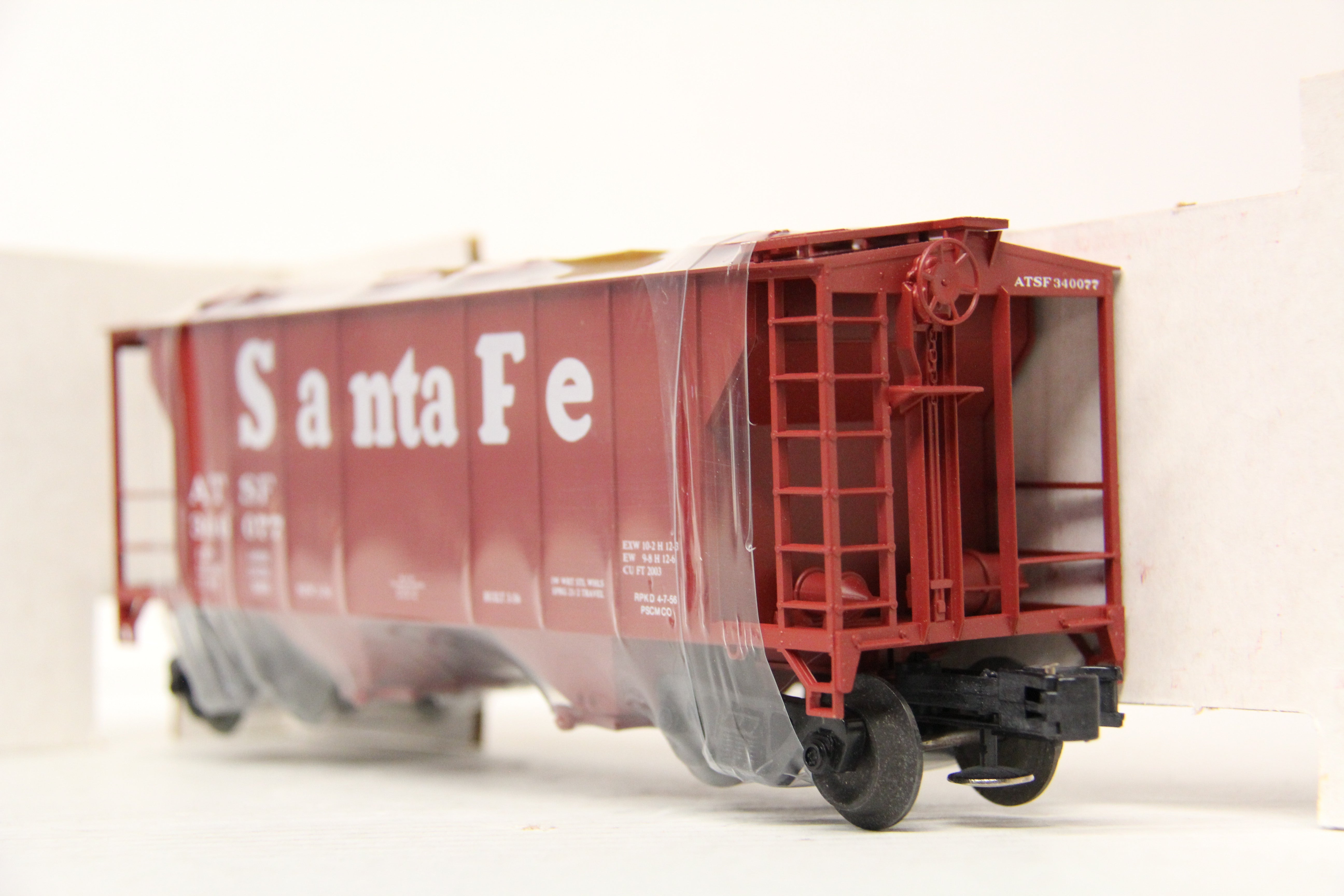 Weaver Ultra Line #3028 Santa Fe Hi Rail PS2 34' Covered Hopper-Second hand-M6659