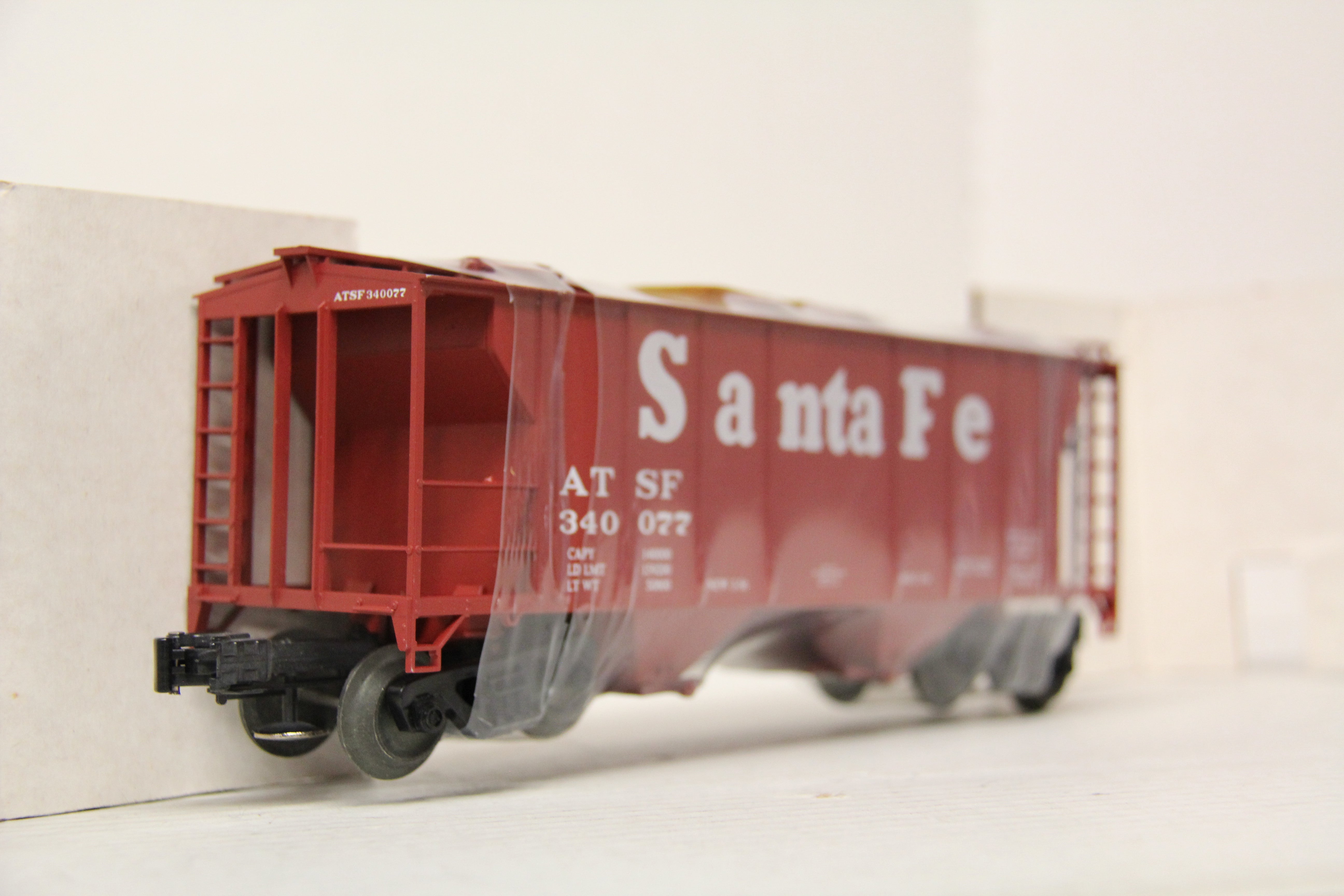 Weaver Ultra Line #3028 Santa Fe Hi Rail PS2 34' Covered Hopper-Second hand-M6659
