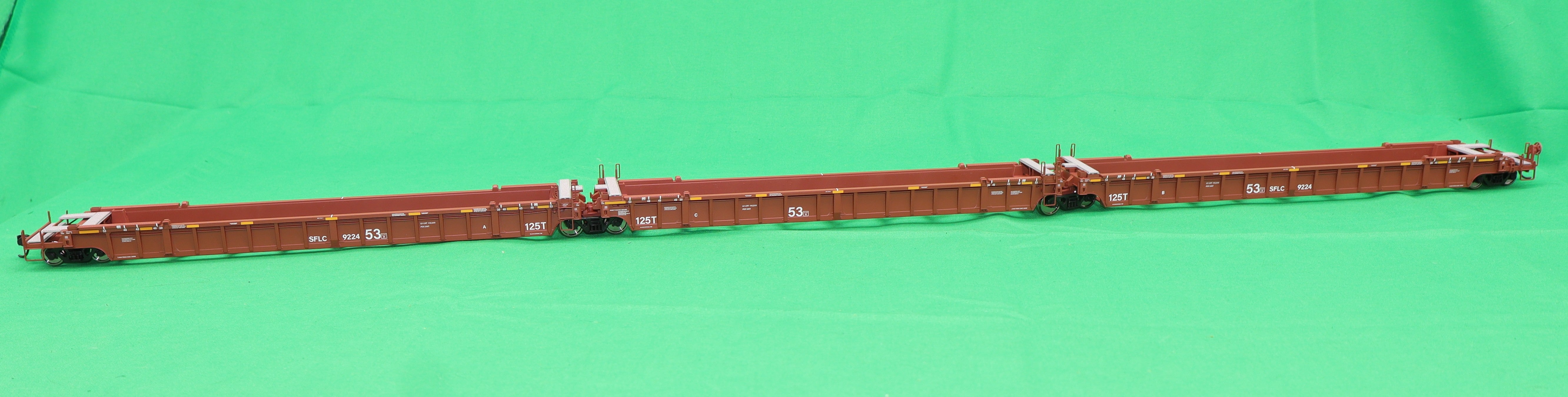 Walthers HO 910-55823 - Mainline - NSC Articulated 3-Unit 53' Well Car "Santa Fe" #9224 (SFLC)