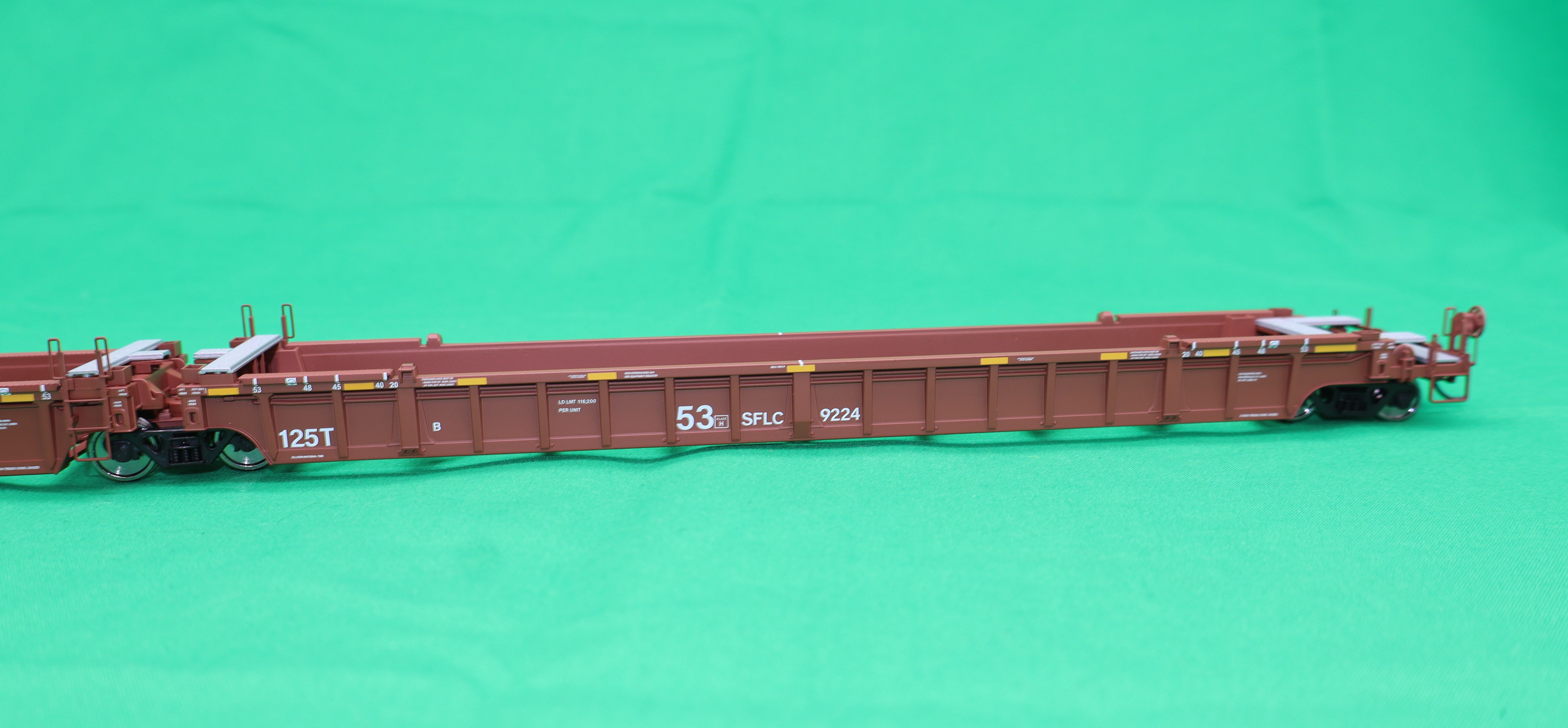 Walthers HO 910-55823 - Mainline - NSC Articulated 3-Unit 53' Well Car "Santa Fe" #9224 (SFLC)