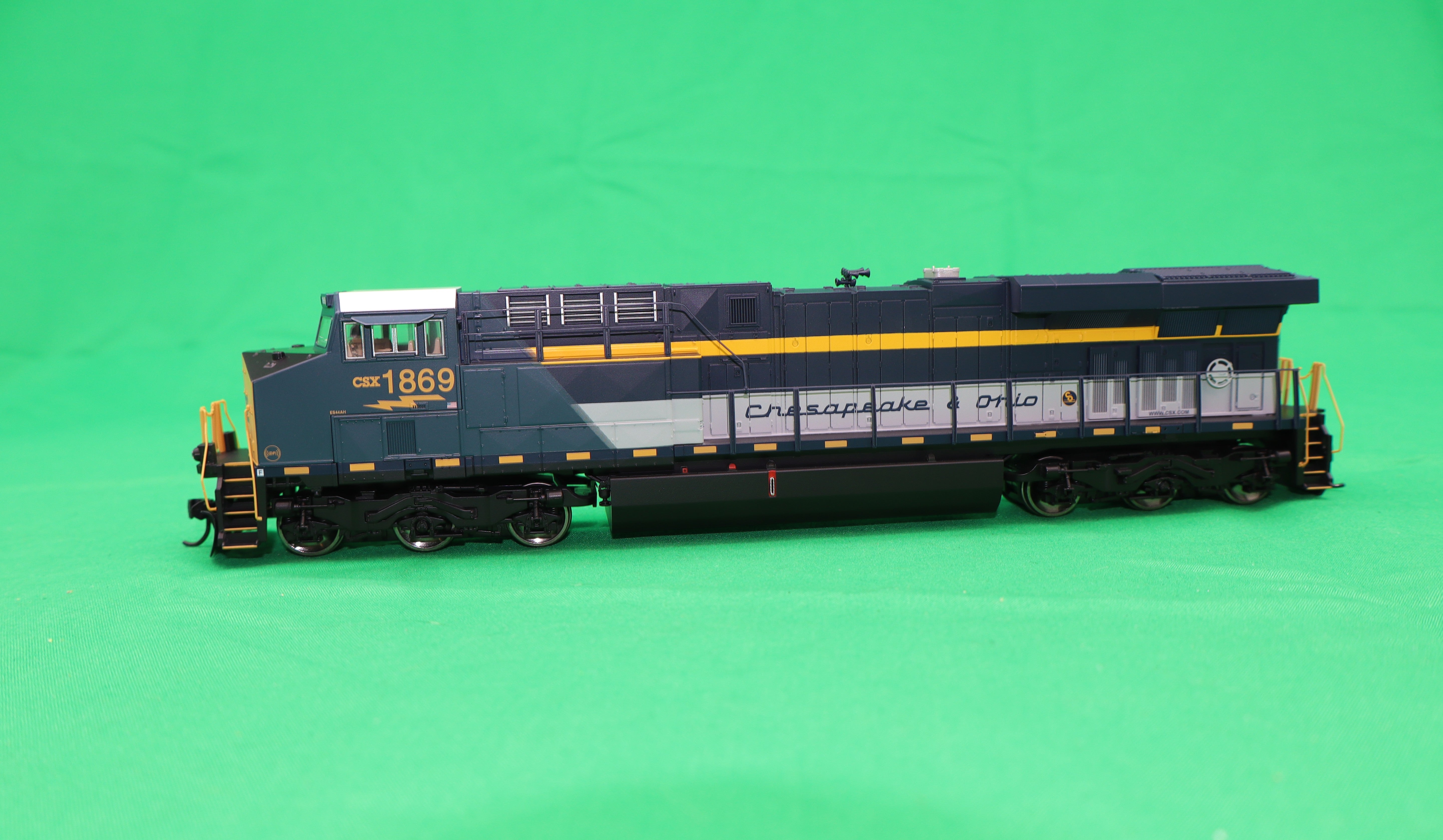 Walthers HO 910-20226 - Mainline - GE ES44AC Evolution Series GEVO Diesel Engine "CSX" #1869 (Chesapeake & Ohio Heritage) DCC w/ ESU Sound