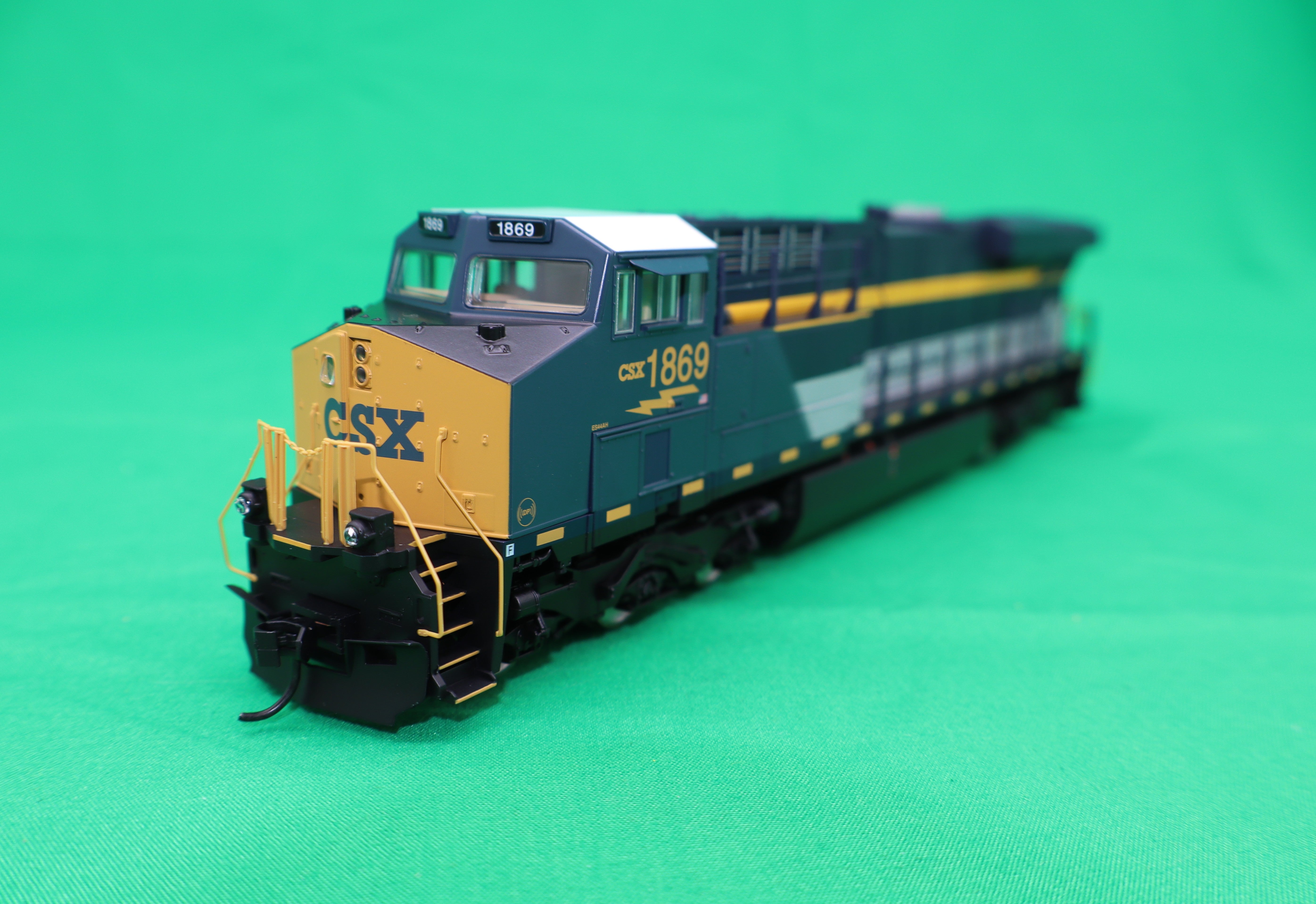 Walthers HO 910-20226 - Mainline - GE ES44AC Evolution Series GEVO Diesel Engine "CSX" #1869 (Chesapeake & Ohio Heritage) DCC w/ ESU Sound