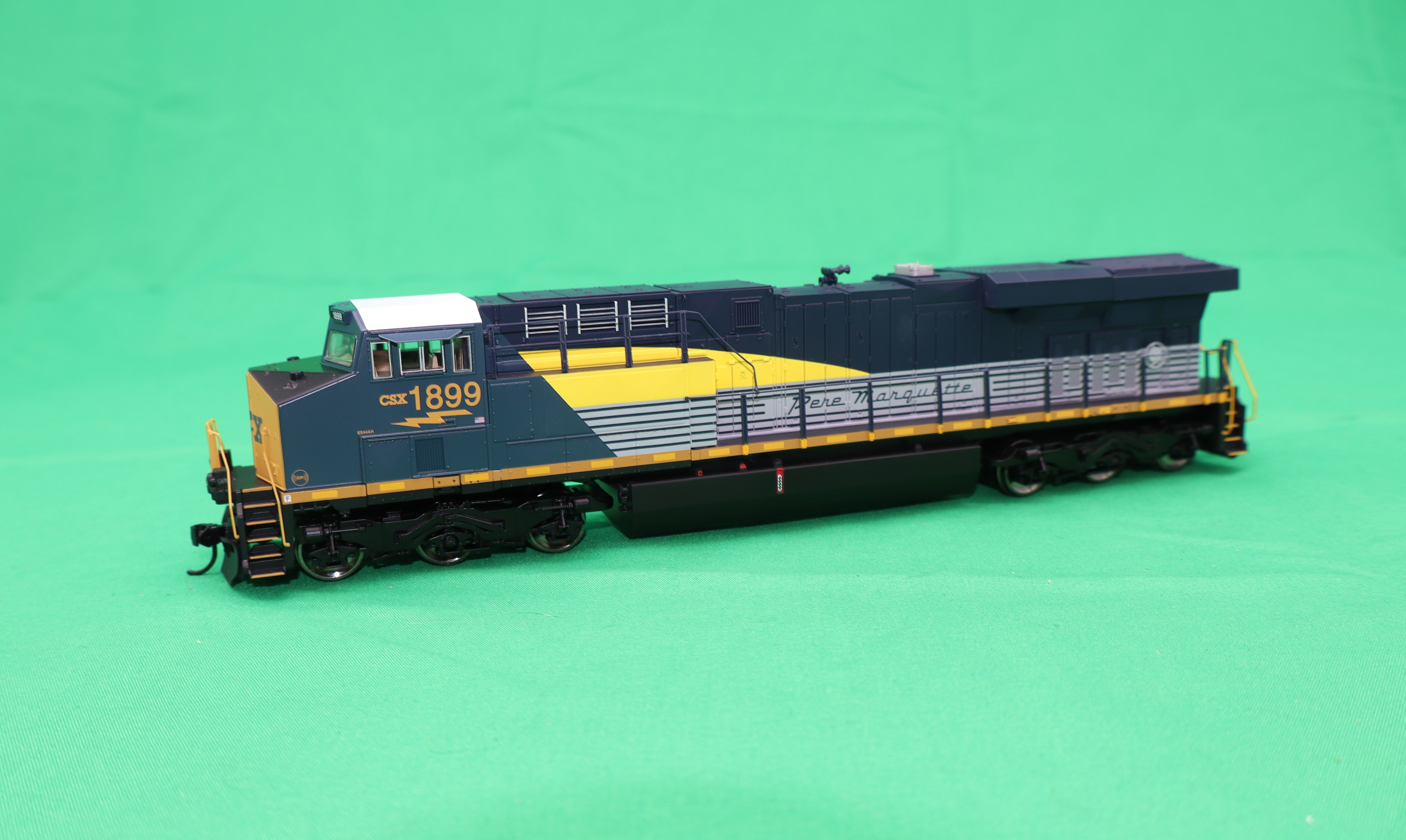 Walthers HO 910-20227 - Mainline - GE ES44AC Evolution Series GEVO Diesel Engine "CSX" #1899 (Pere Marquette & Ohio Heritage) DCC w/ ESU Sound