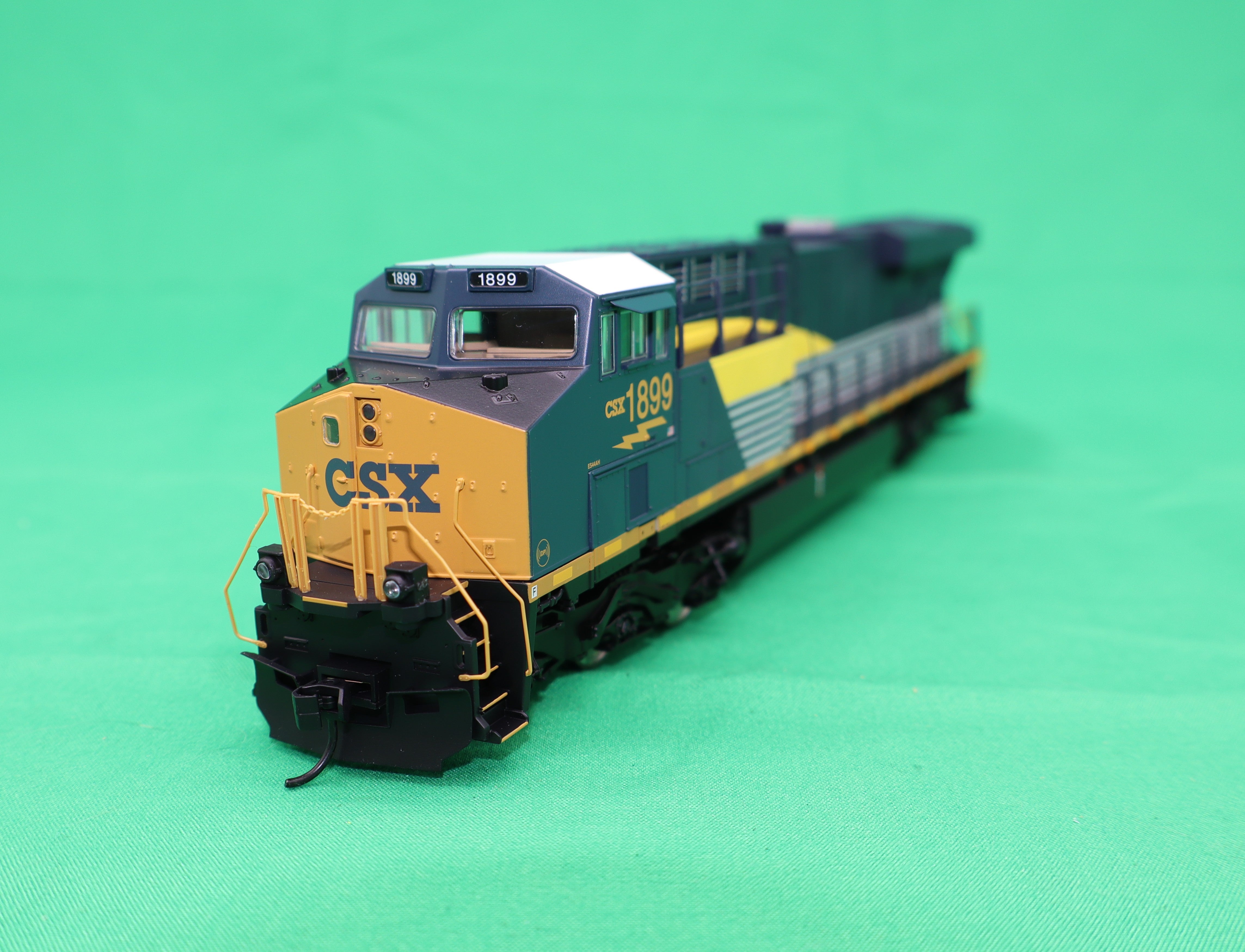 Walthers HO 910-20227 - Mainline - GE ES44AC Evolution Series GEVO Diesel Engine "CSX" #1899 (Pere Marquette & Ohio Heritage) DCC w/ ESU Sound