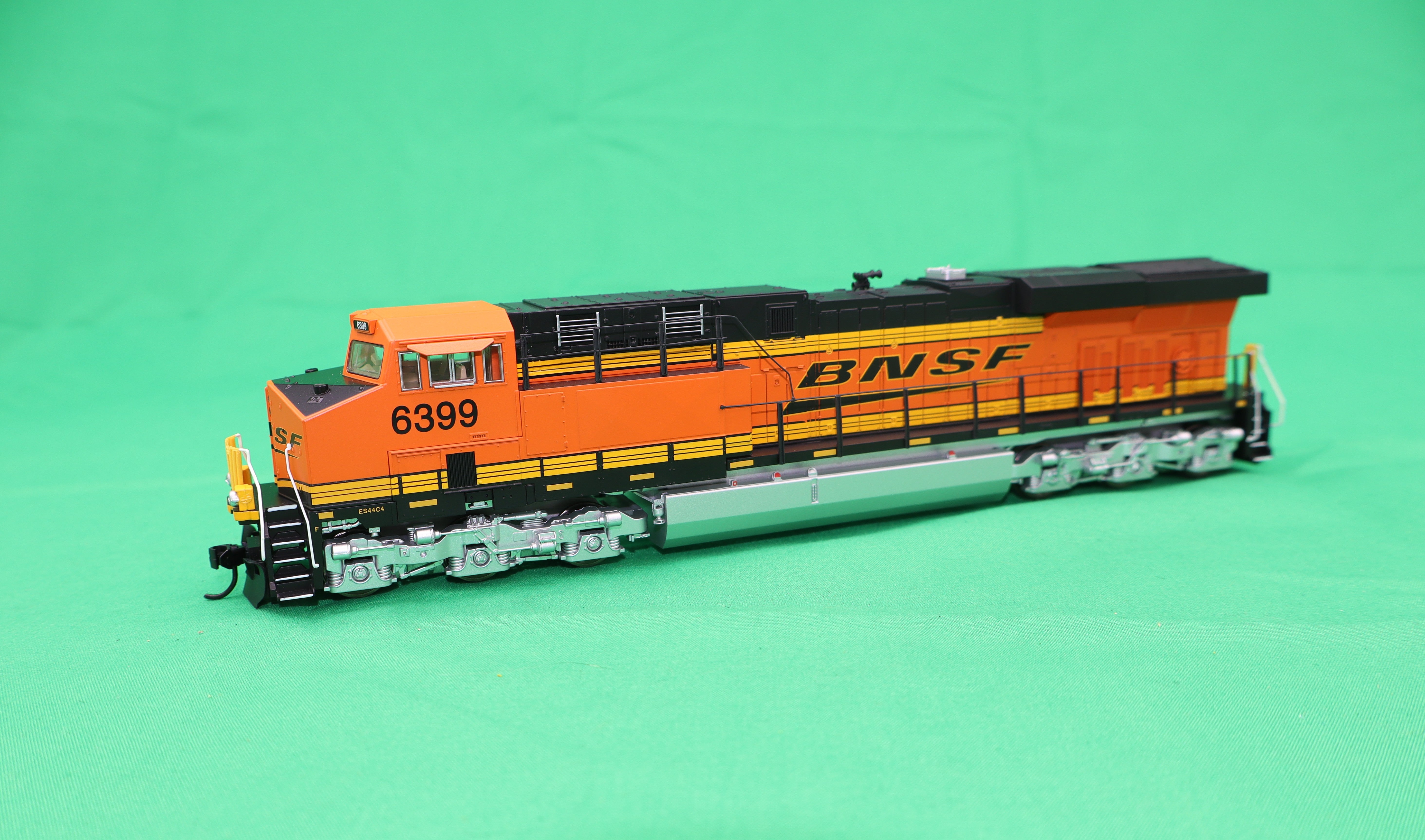 Walthers HO 910-20224 - Mainline - GE ES44AC Evolution Series GEVO Diesel Engine "BNSF" #6399  (DCC w/ ESU Sound)