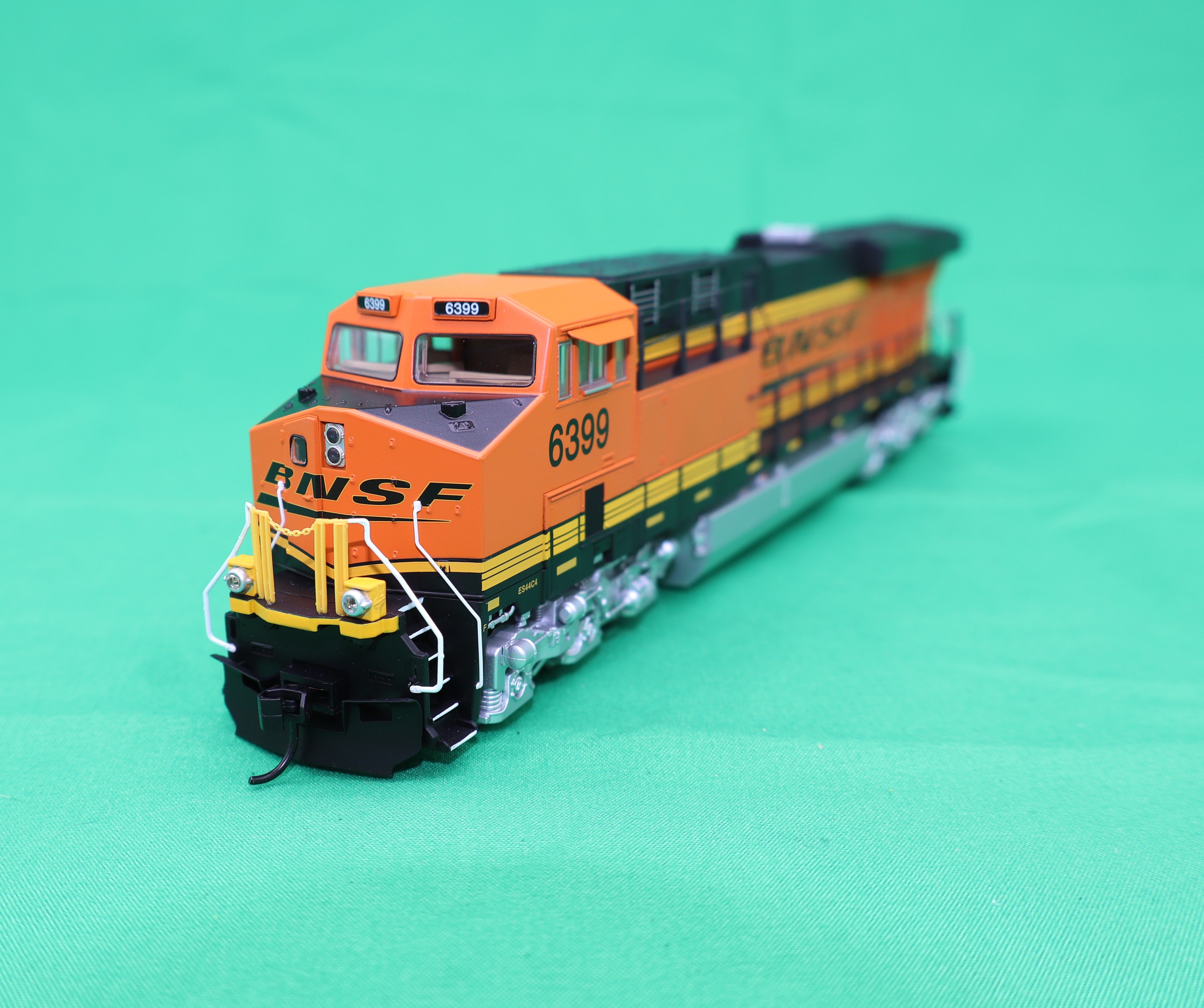 Walthers HO 910-20224 - Mainline - GE ES44AC Evolution Series GEVO Diesel Engine "BNSF" #6399  (DCC w/ ESU Sound)