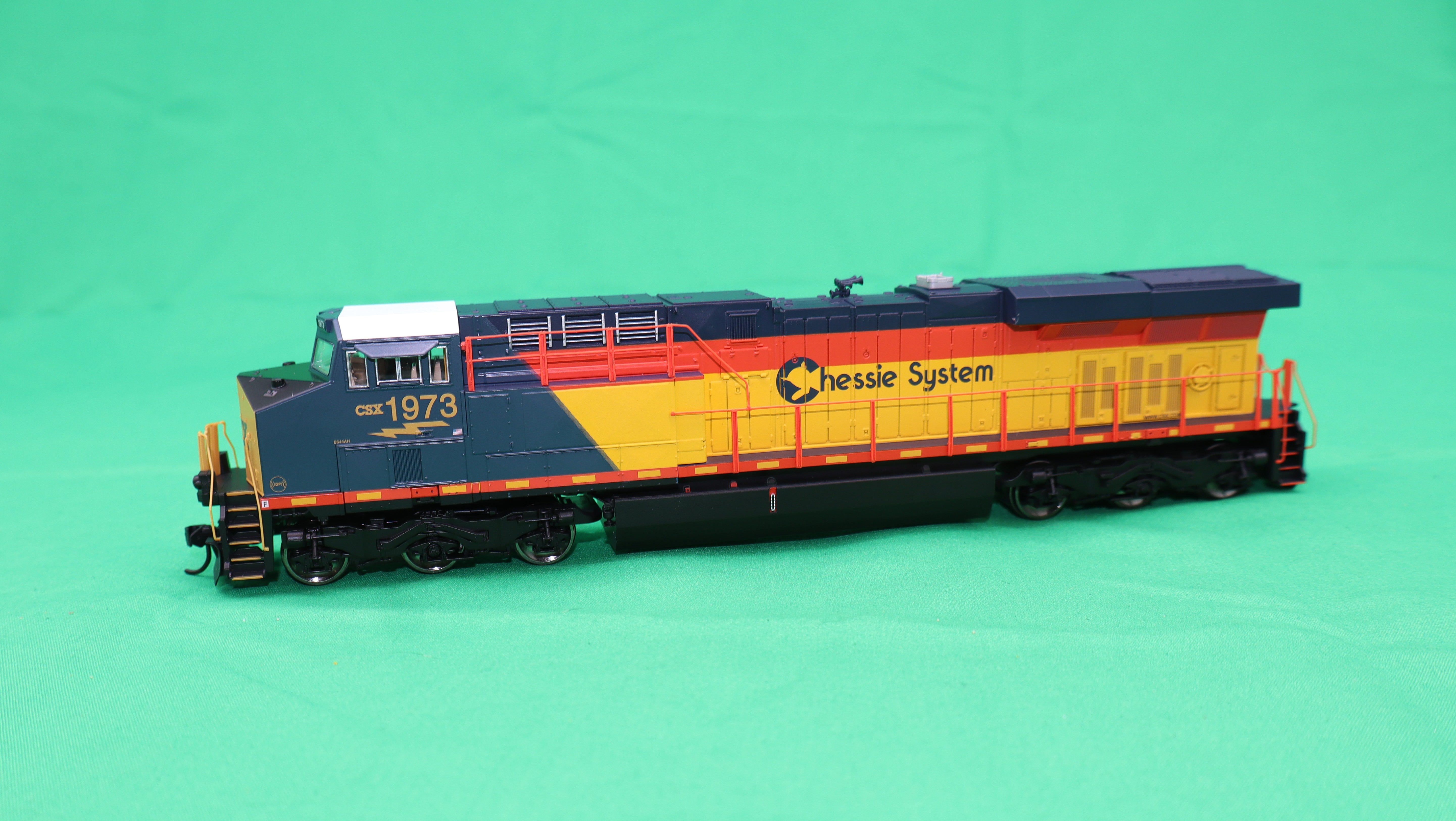 Walthers HO 910-20228 - Mainline - GE ES44AC Evolution Series GEVO Diesel Engine "CSX" #1973 (Chessie System Heritage) DCC w/ ESU Sound