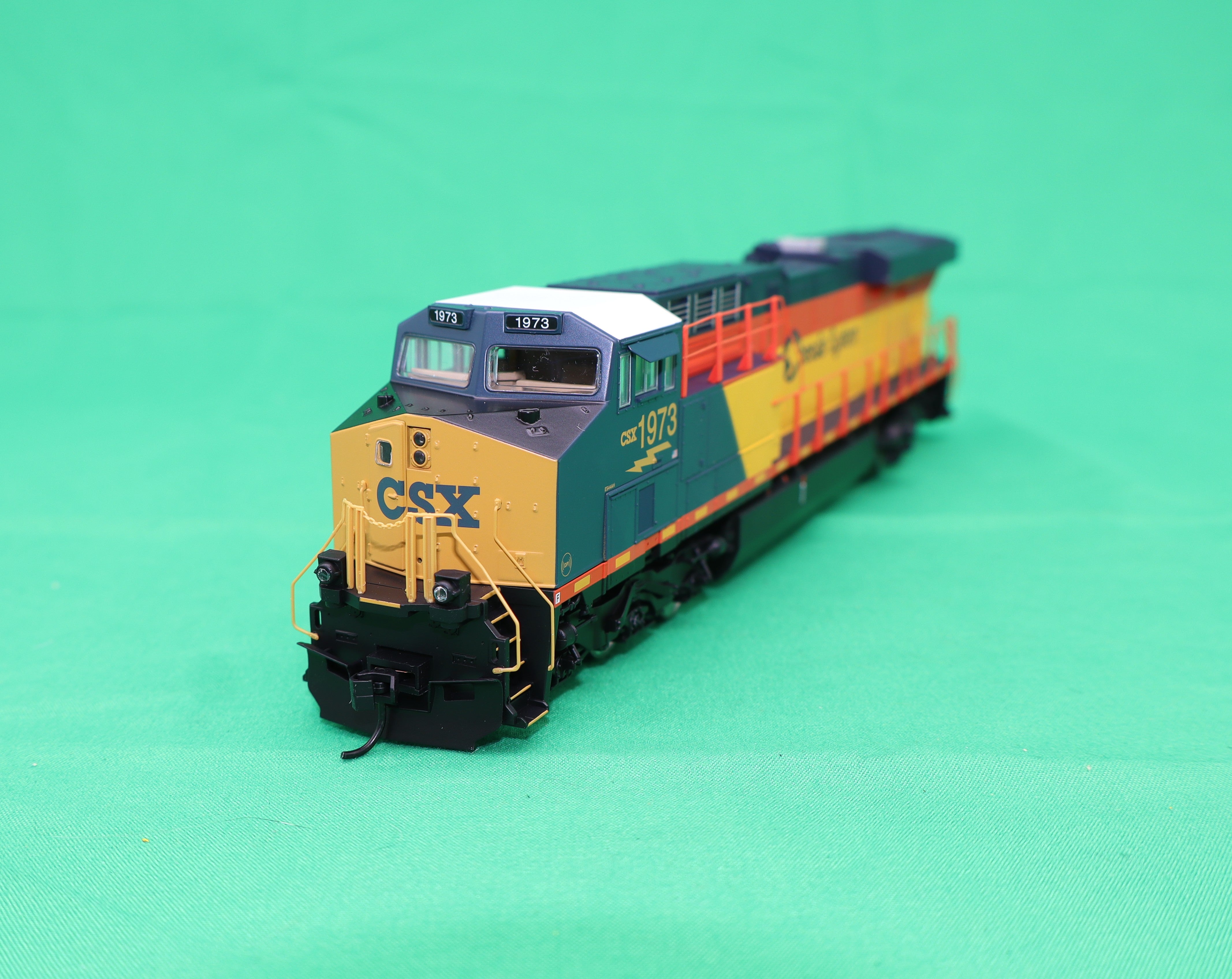 Walthers HO 910-20228 - Mainline - GE ES44AC Evolution Series GEVO Diesel Engine "CSX" #1973 (Chessie System Heritage) DCC w/ ESU Sound