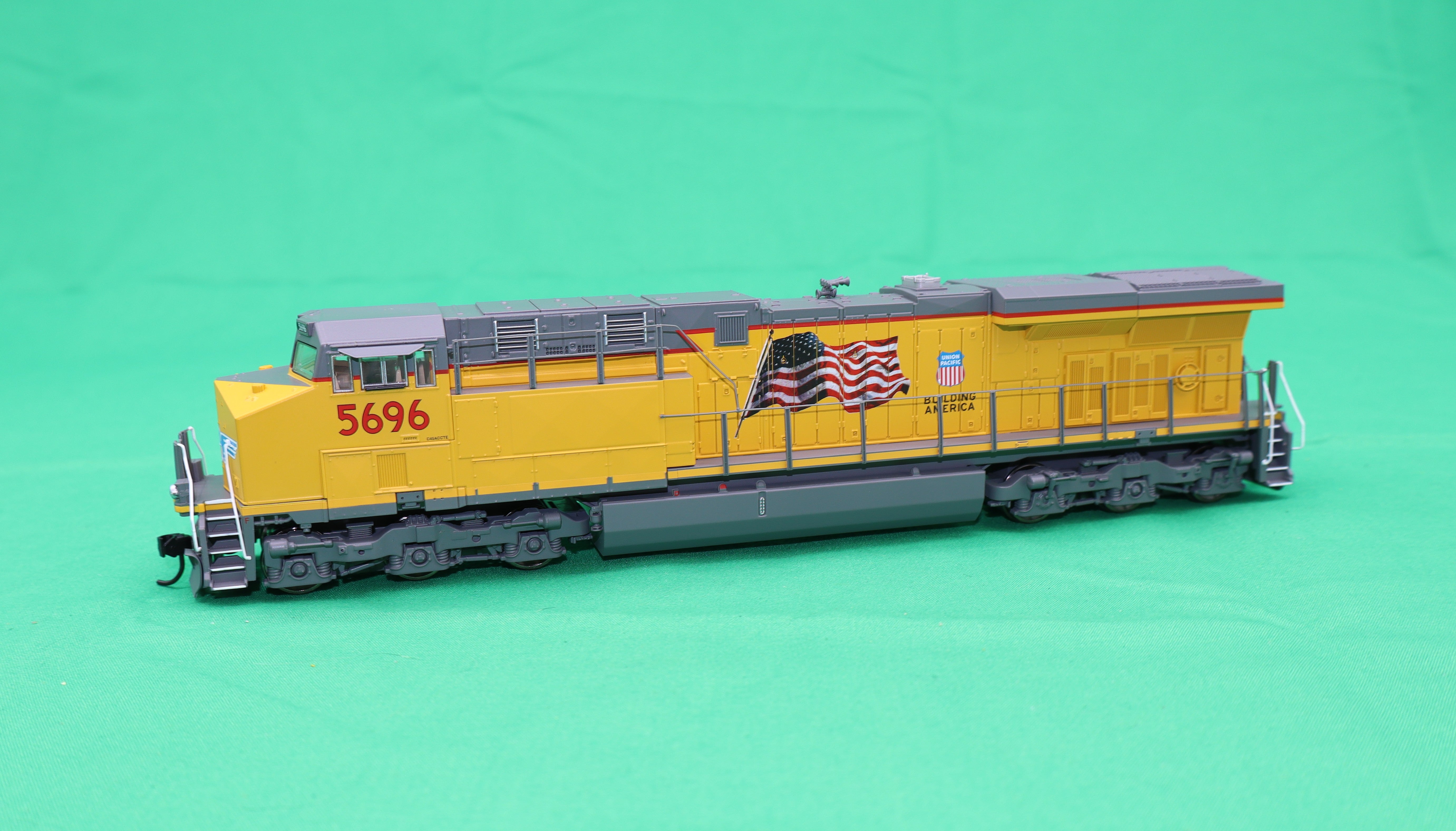 Walthers HO 910-20234 - Mainline - GE ES44AC Evolution Series GEVO Diesel Engine "Union Pacific" #5696  (DCC w/ ESU Sound)