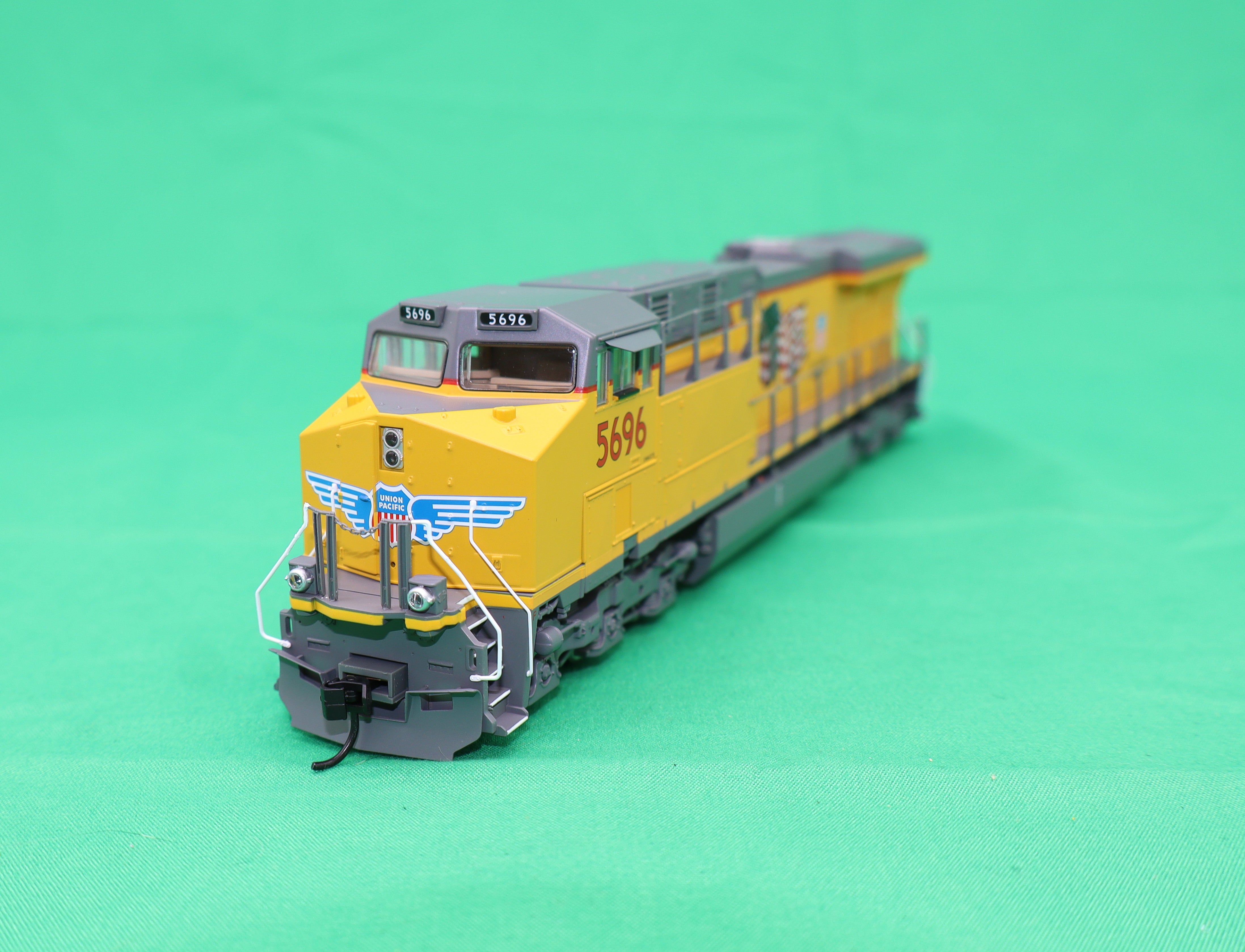 Walthers HO 910-20234 - Mainline - GE ES44AC Evolution Series GEVO Diesel Engine "Union Pacific" #5696  (DCC w/ ESU Sound)
