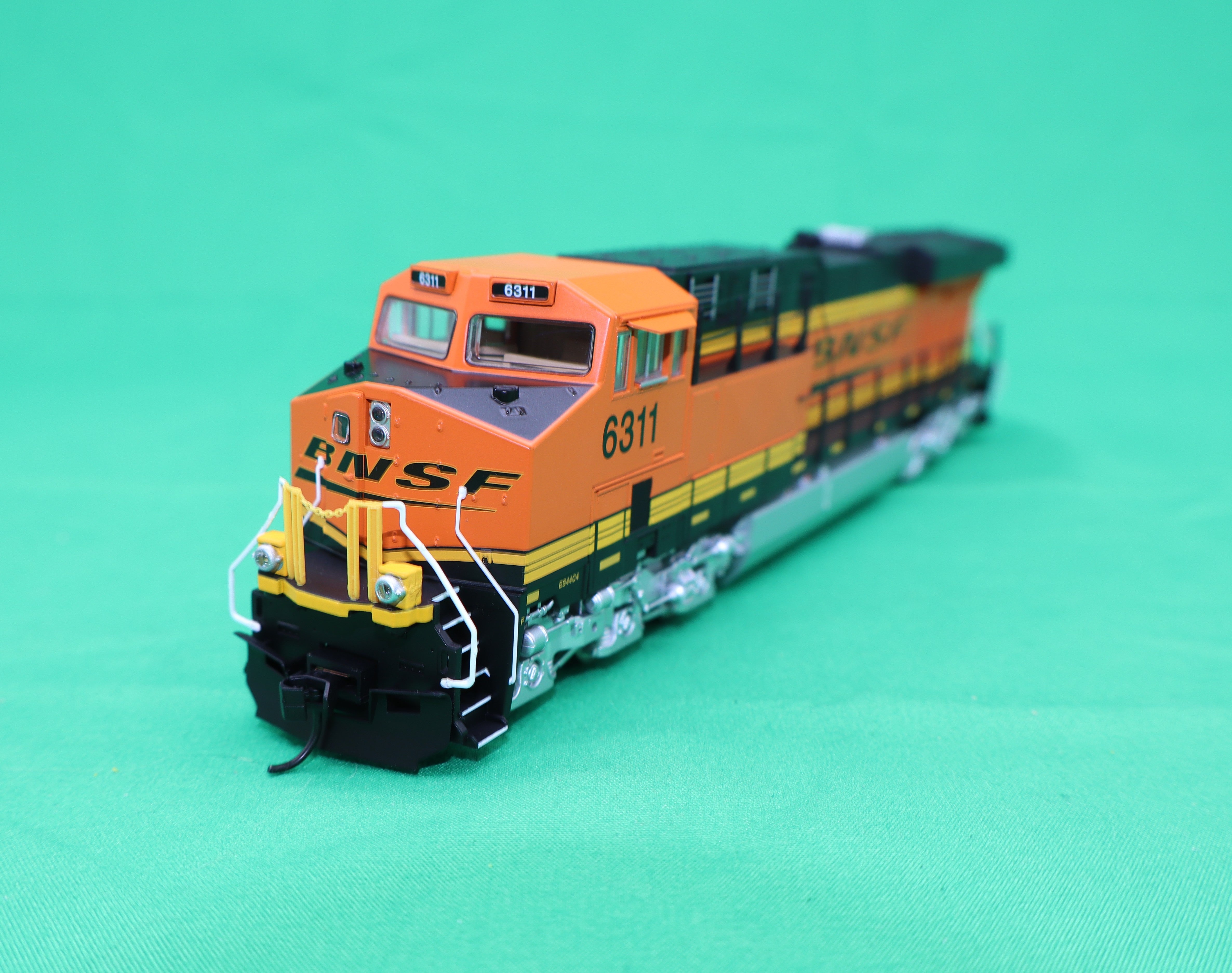 Walthers HO 910-20223 - Mainline - GE ES44AC Evolution Series GEVO Diesel Engine "BNSF" #6311  (DCC w/ ESU Sound)