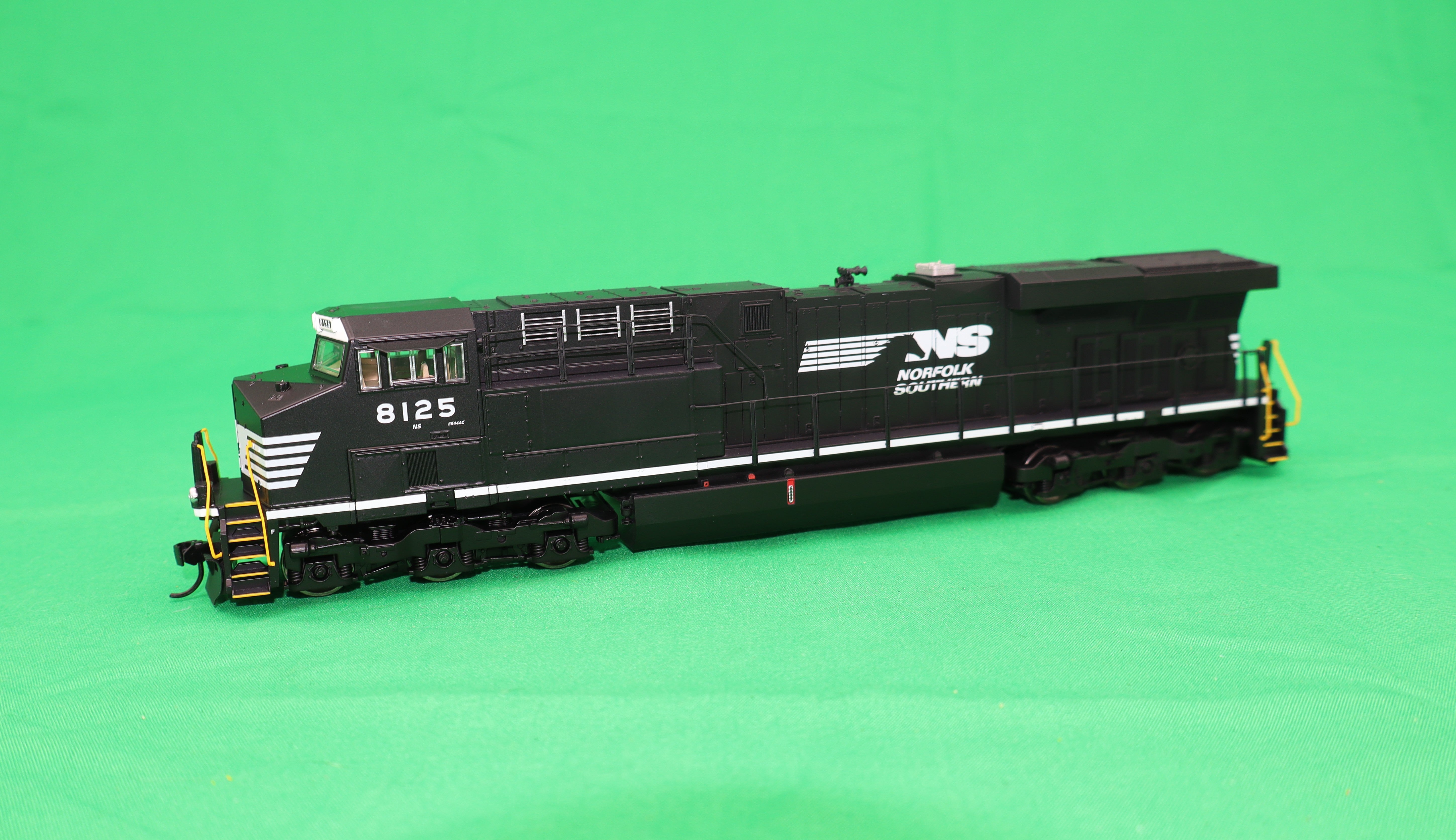 Walthers HO 910-20232 - Mainline - GE ES44AC Evolution Series GEVO Diesel Engine "Norfolk Southern" #8125  (DCC w/ ESU Sound)