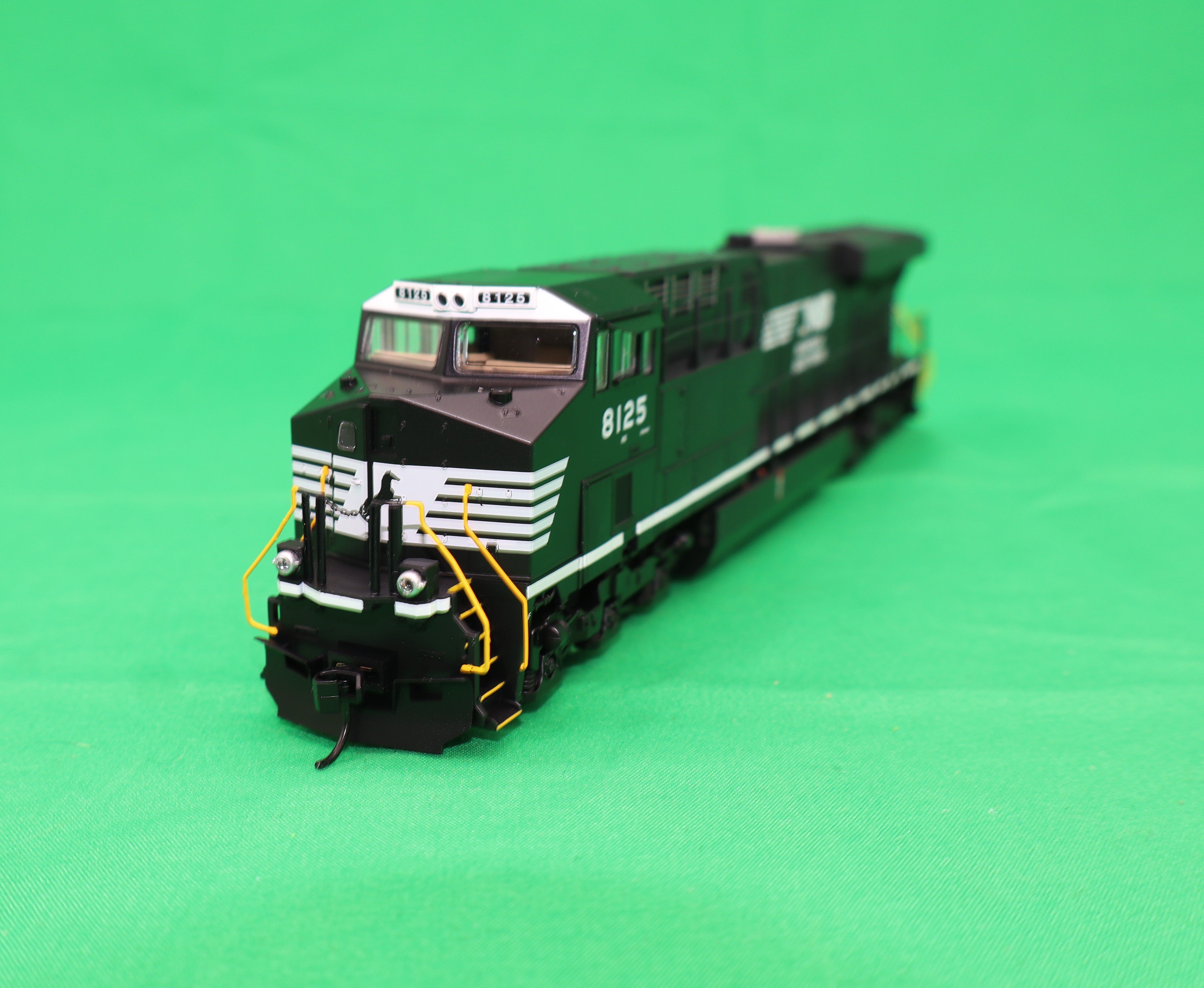 Walthers HO 910-20232 - Mainline - GE ES44AC Evolution Series GEVO Diesel Engine "Norfolk Southern" #8125  (DCC w/ ESU Sound)