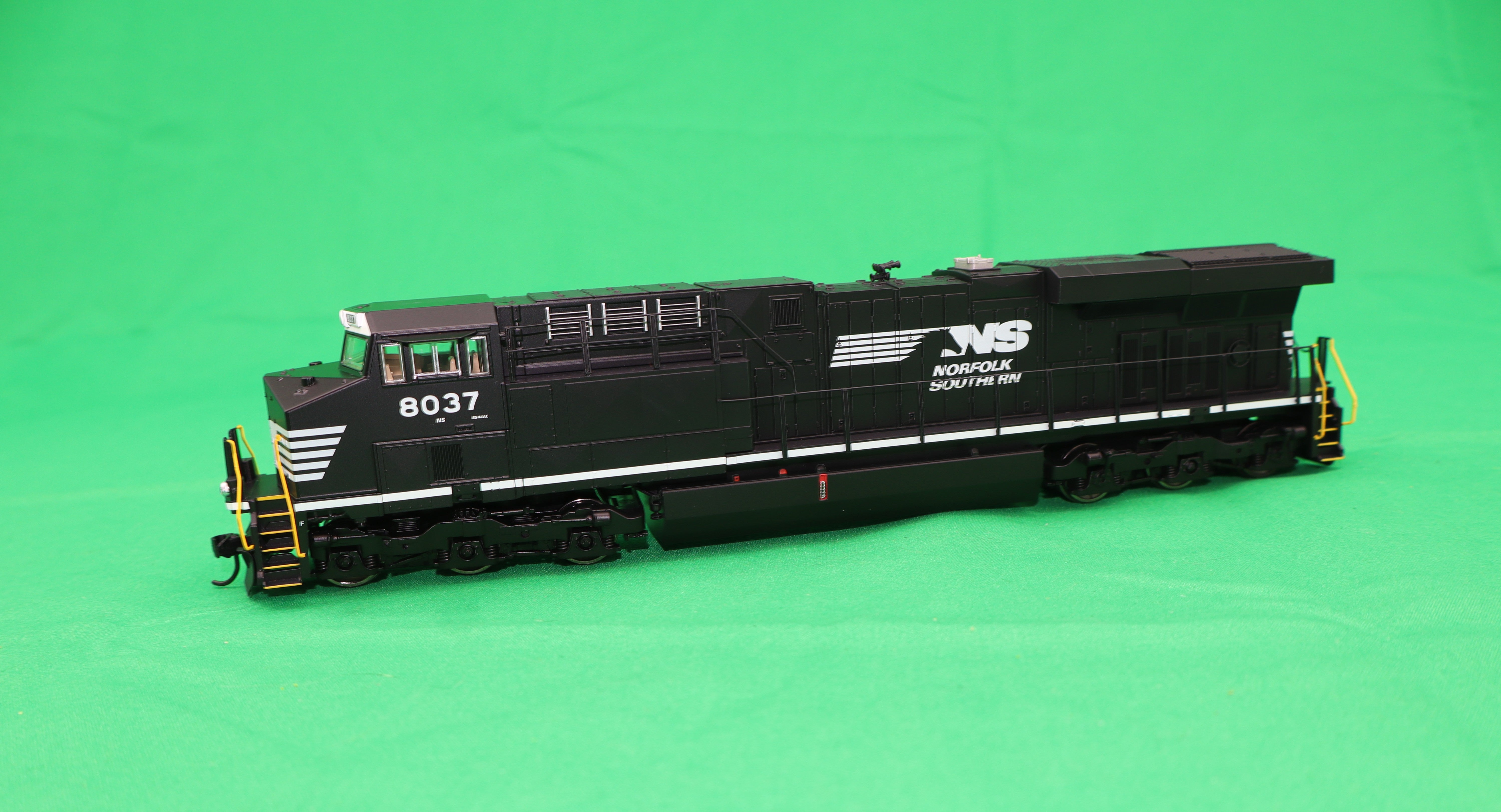 Walthers HO 910-20231 - Mainline - GE ES44AC Evolution Series GEVO Diesel Engine "Norfolk Southern" #8037  (DCC w/ ESU Sound)